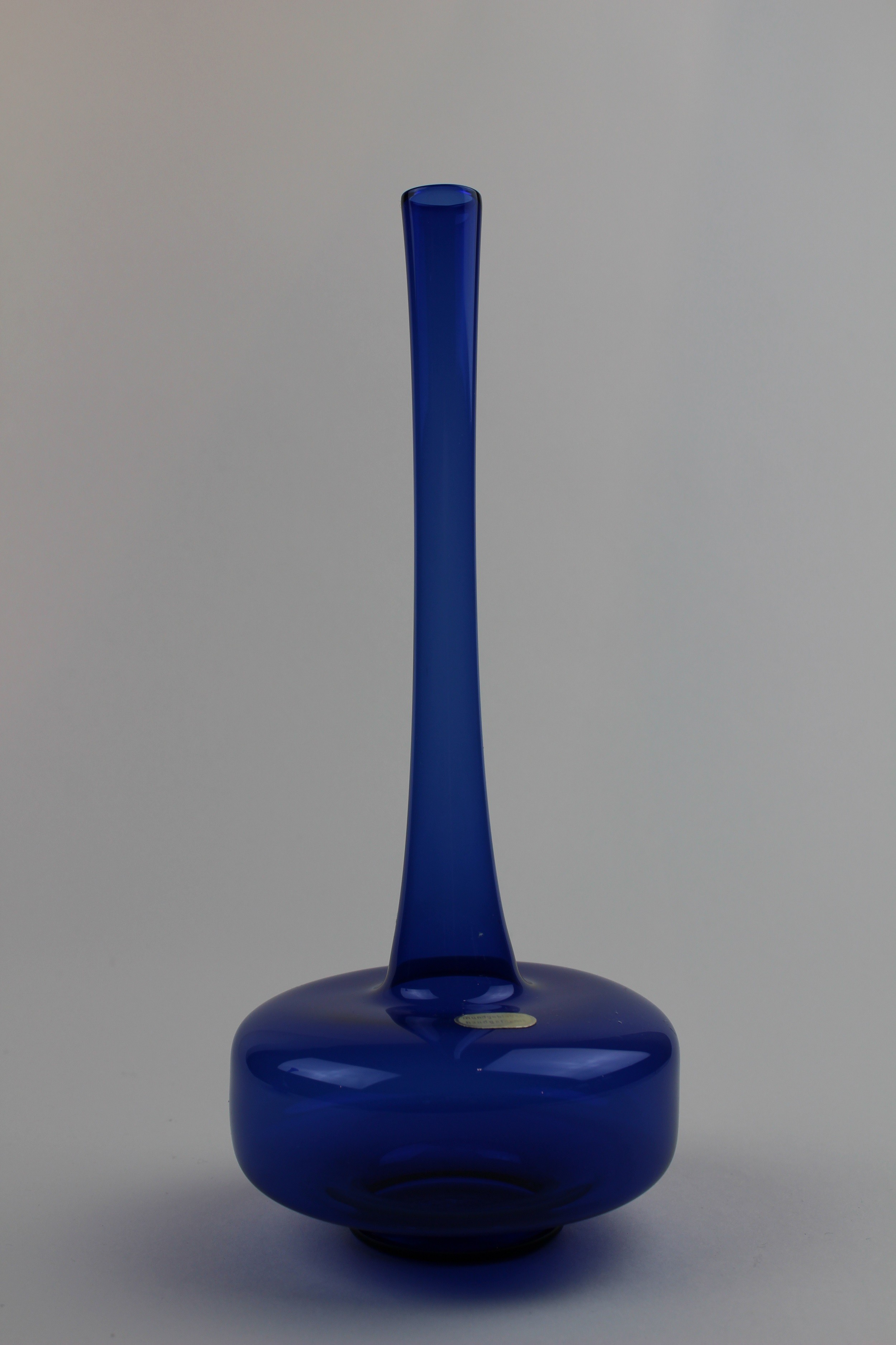 Montanblaue Vase mit Aufkleber (Museum Baruther Glashütte CC BY-NC-SA)
