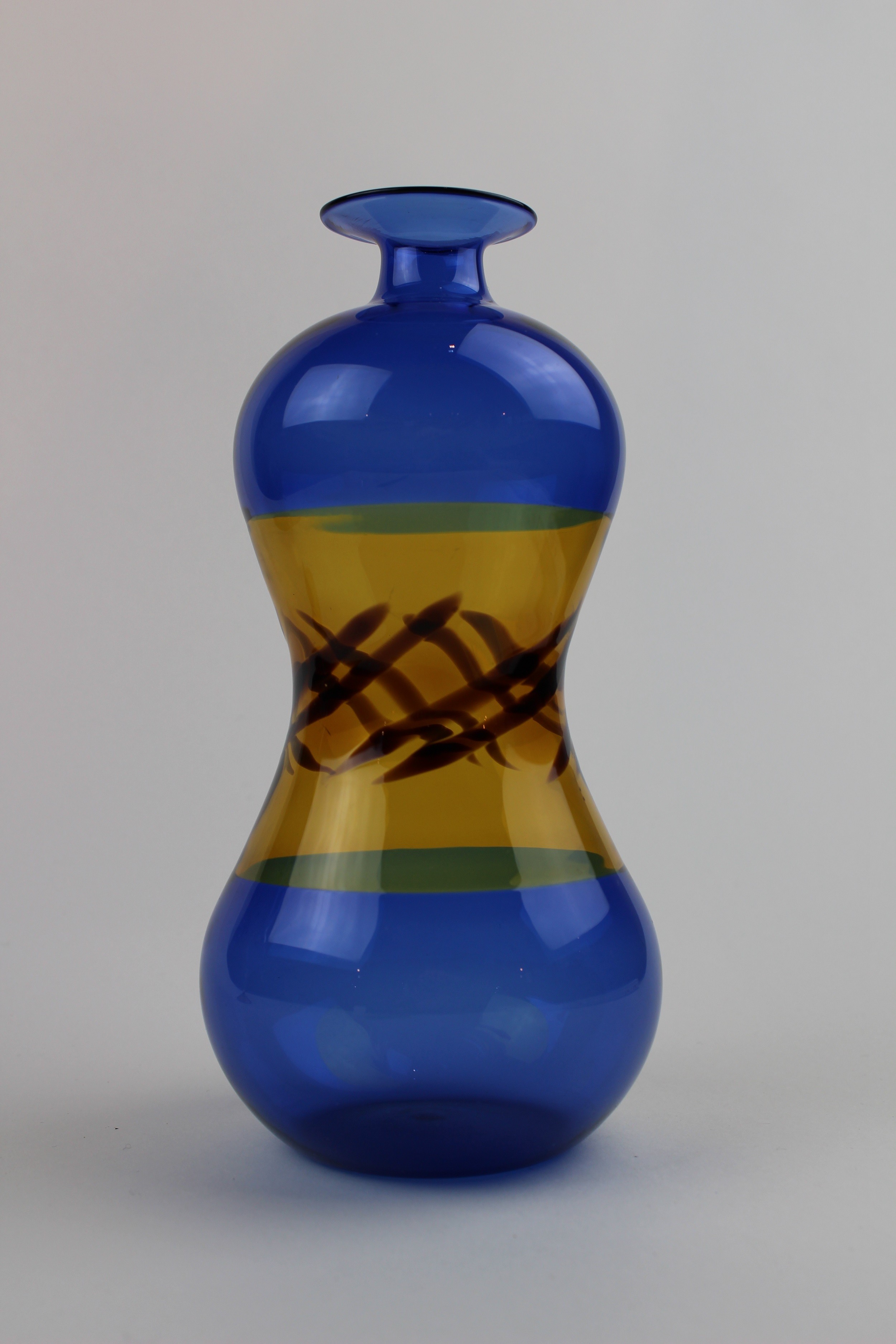 Montanblaue Vase mit bernsteinfarbenem Einsatz (MUseum Baruther Glashütte CC BY-NC-SA)