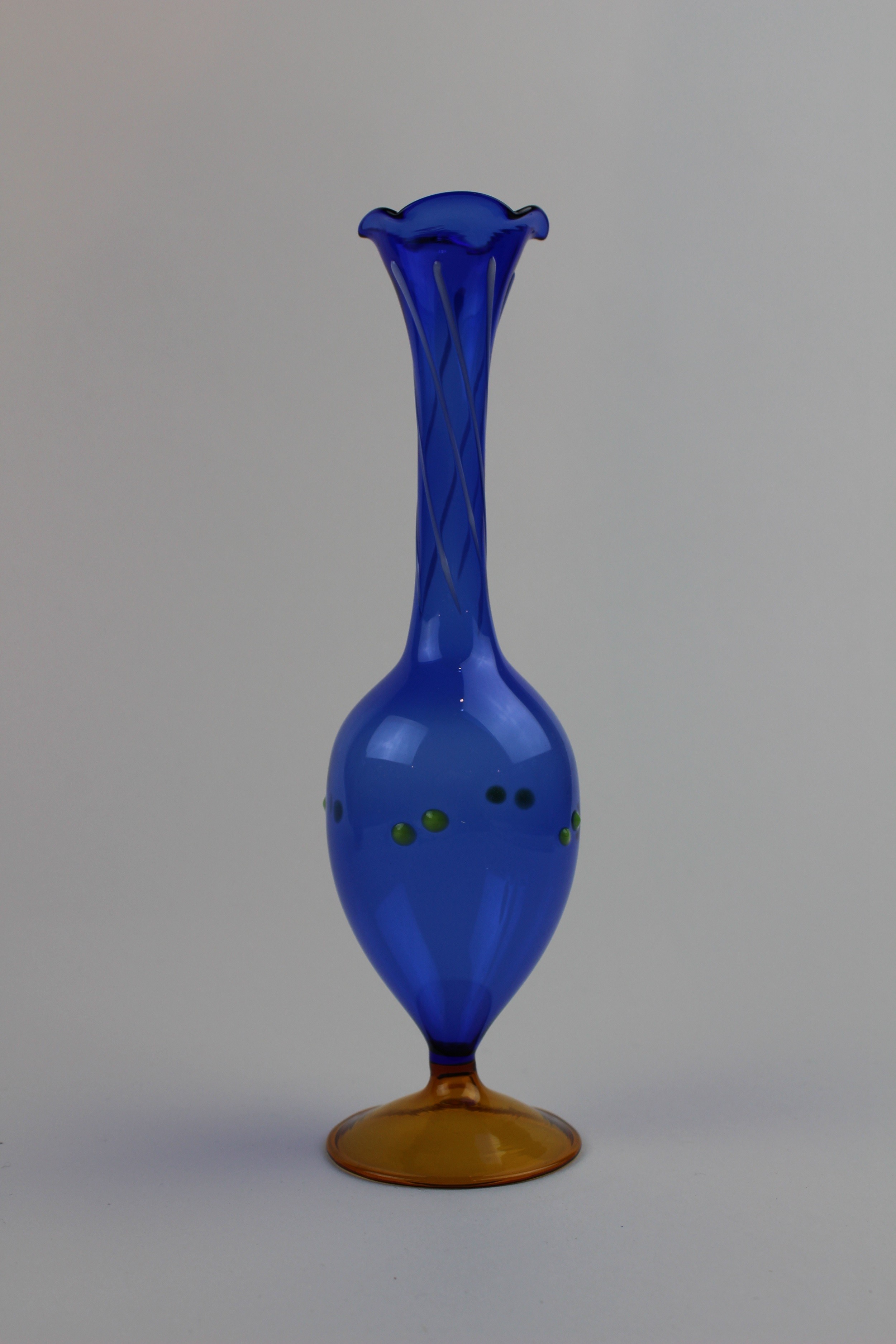 Montanblaue Vase mit bernsteinfarbenem Fuß und Stiel (Museum Baruther Glashütte CC BY-NC-SA)