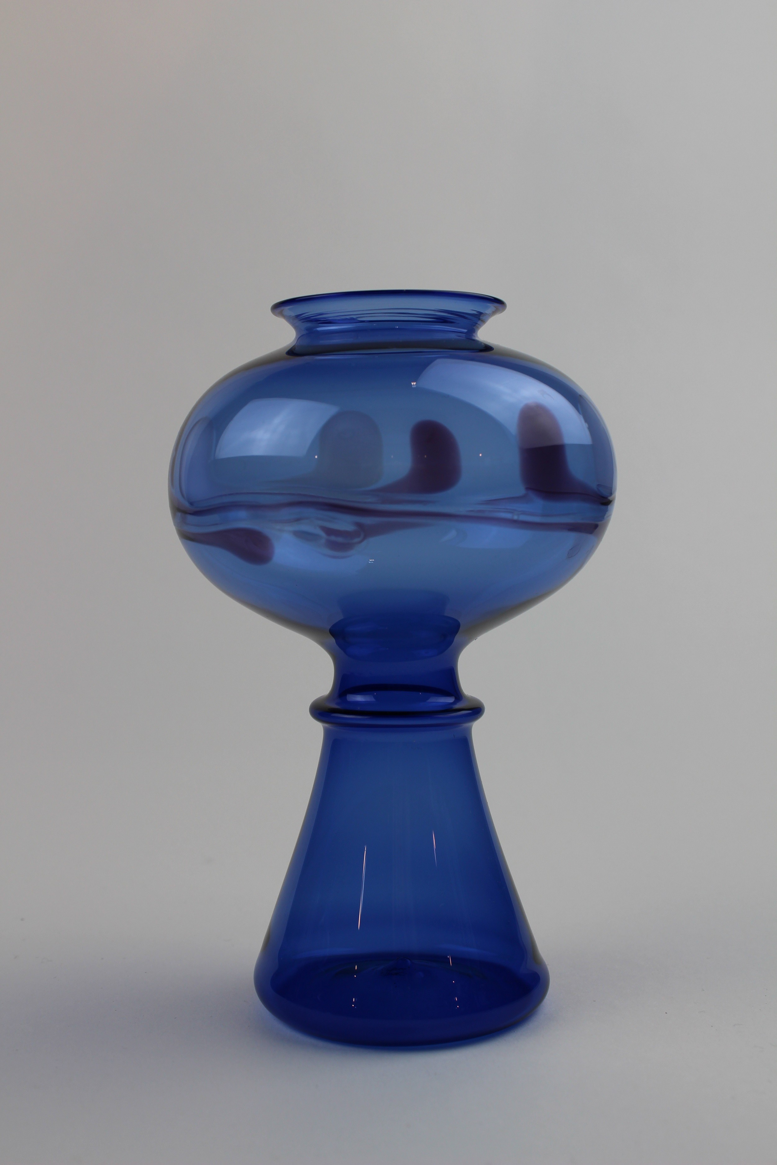 Montanblaue Vase mit farbigen Verzierungen (Museum Baruther Glashütte CC BY-NC-SA)