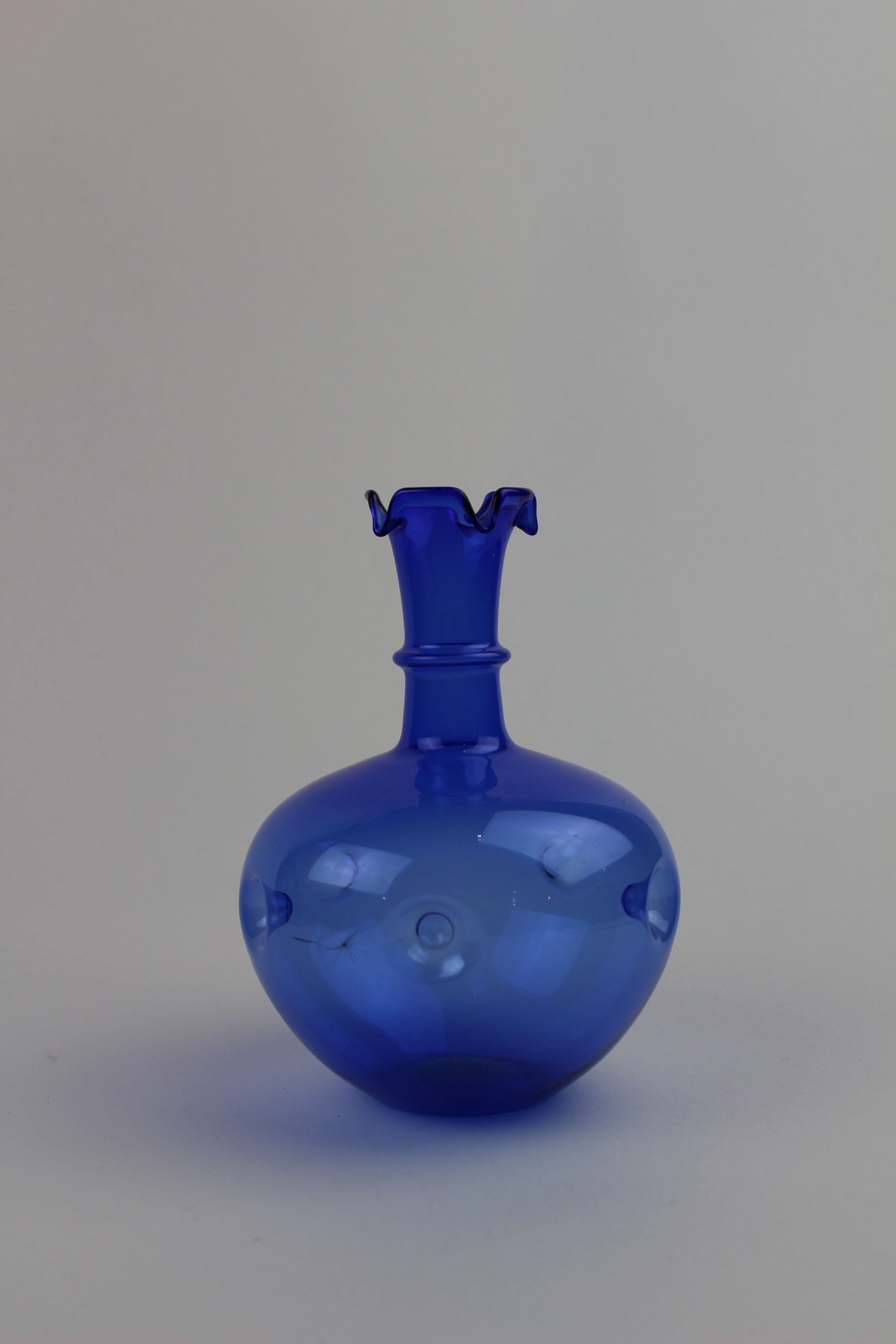 Montanblaue Vase mit runden Verzierungen (Museum Baruther Glashütte CC BY-NC-SA)