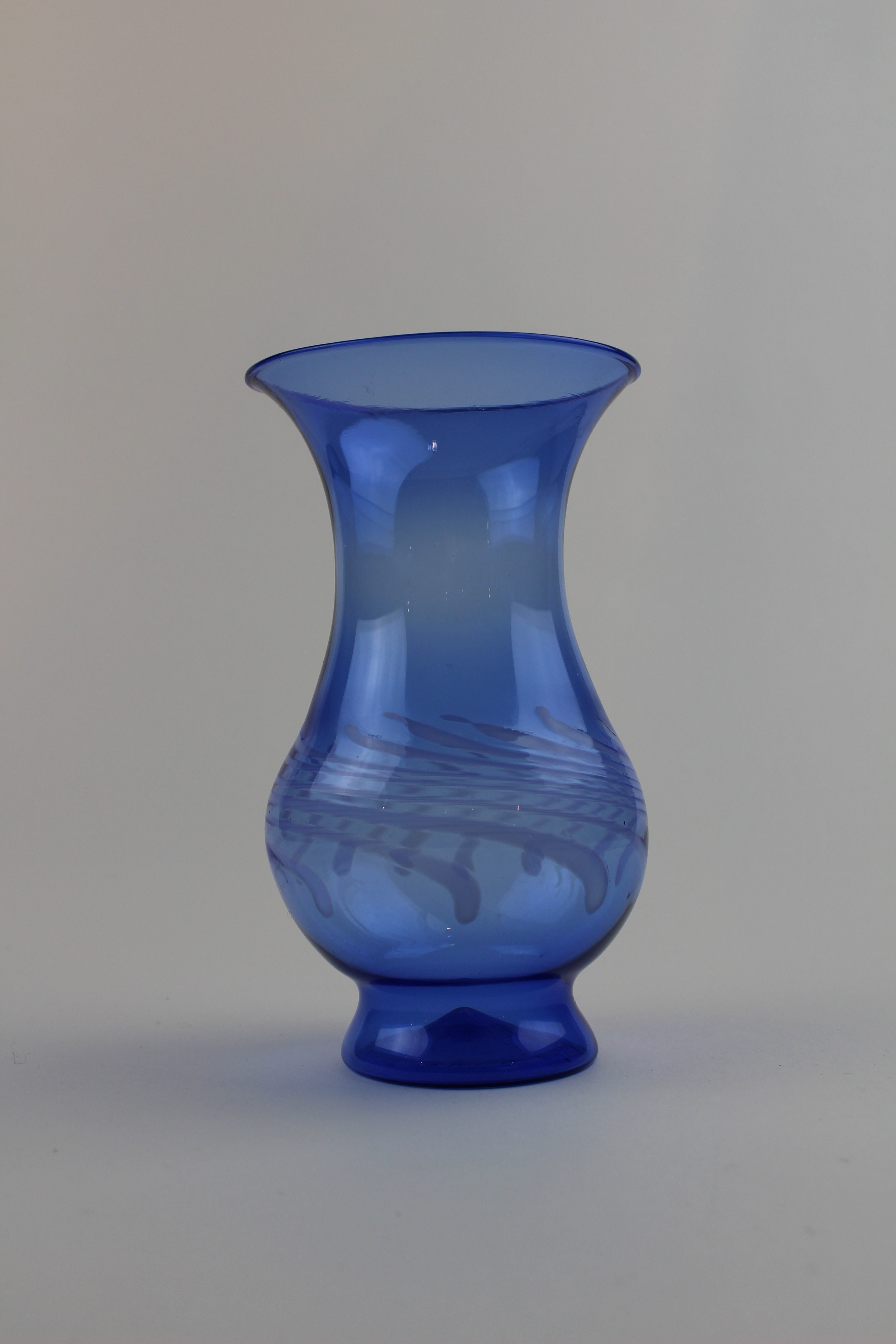 Montanblaue Vase mit Verzierungen (Museum Baruther Glashütte CC BY-NC-SA)