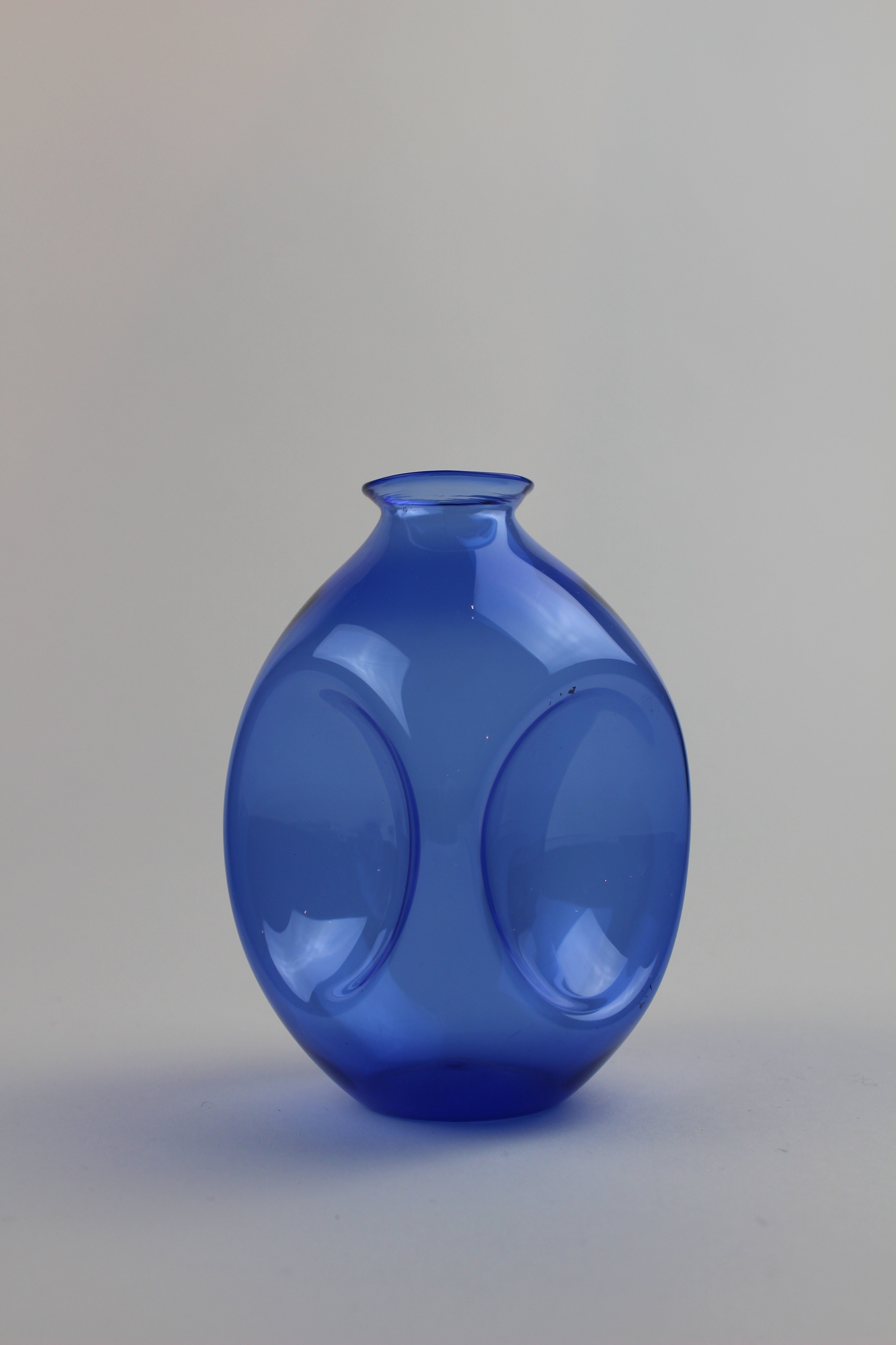 Montanblaue Vase mit Verzierungen (Museum Baruther Glashütte CC BY-NC-SA)