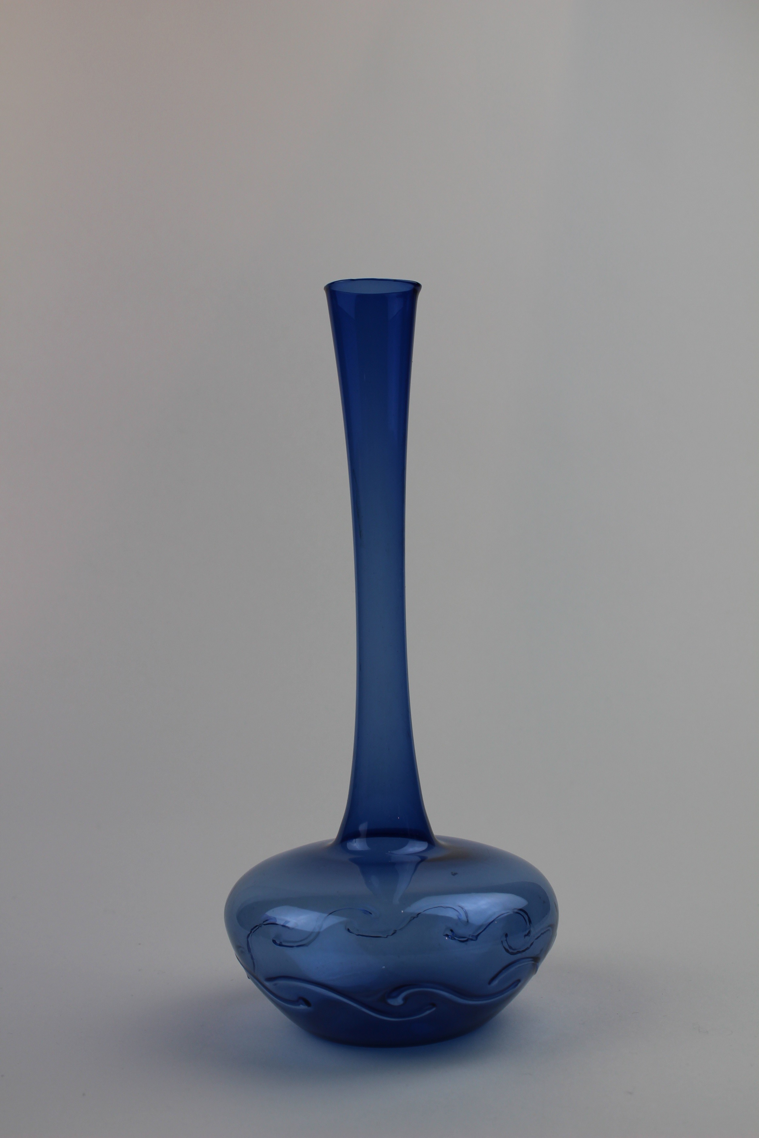 Montanblaue Vase mit wellenartigen Verzierungen (Museum Baruther Glashütte CC BY-NC-SA)