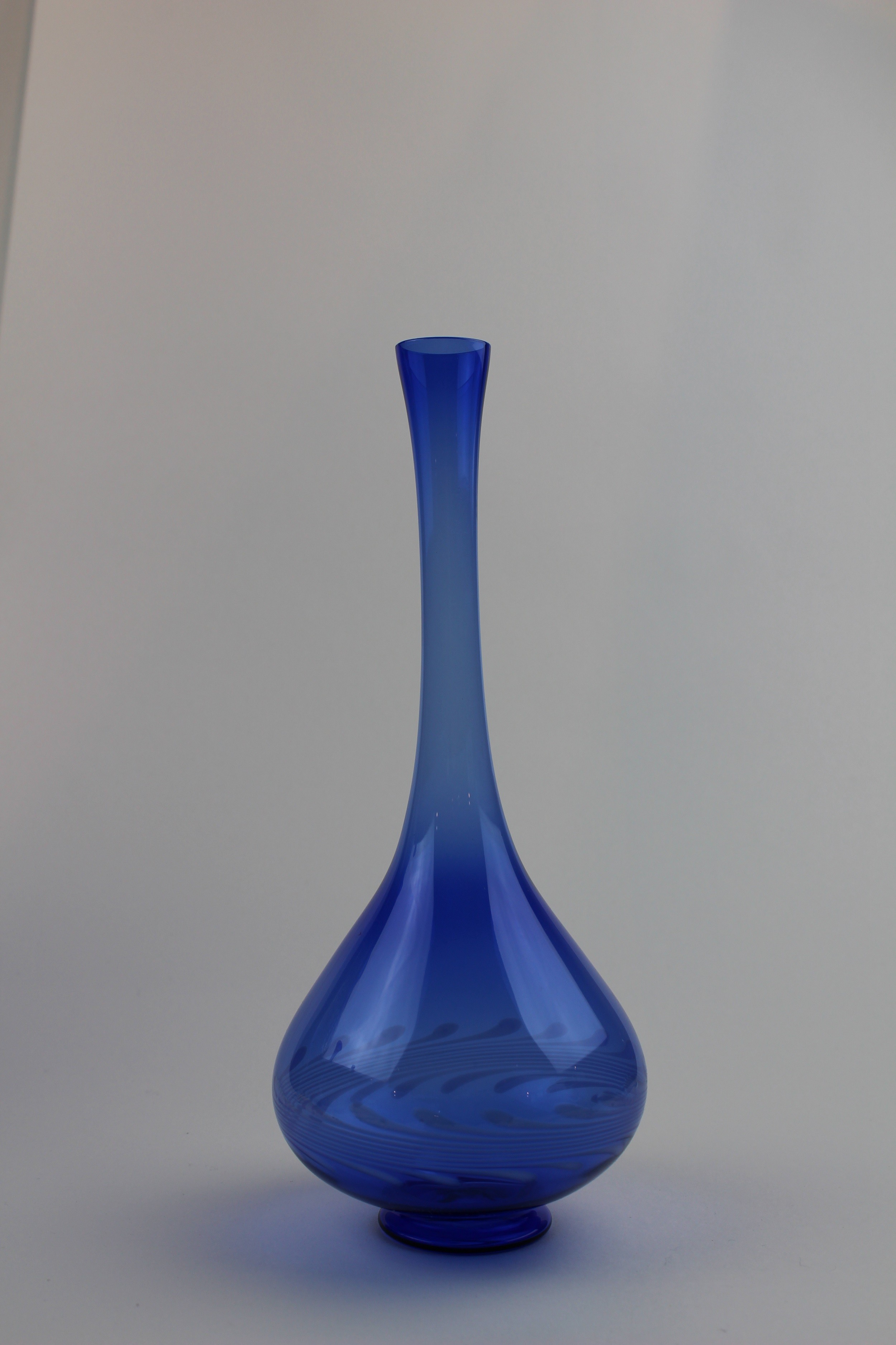 Montanblaue Vase mit zarten Verzierungen (Museum Baruther Glashütte CC BY-NC-SA)