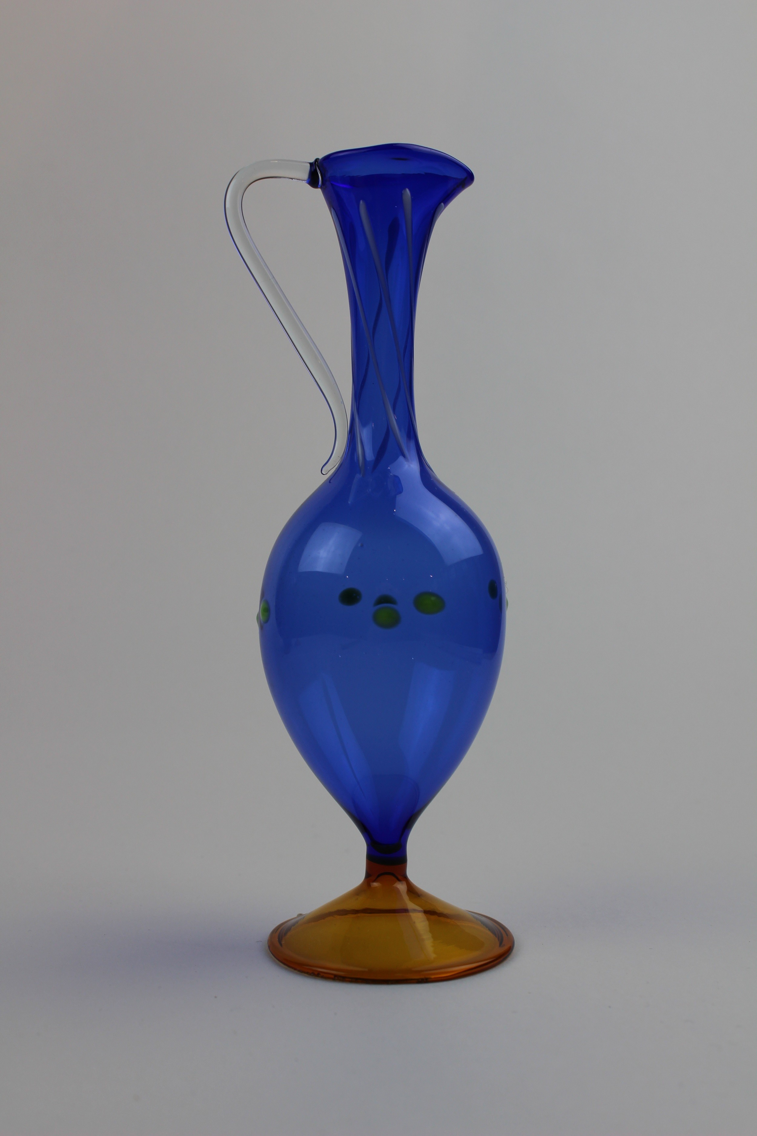 Montanblaue Vase/Karaffe mit bernsteinfarbenem Fuß (Museum Baruther Glashütte CC BY-NC-SA)