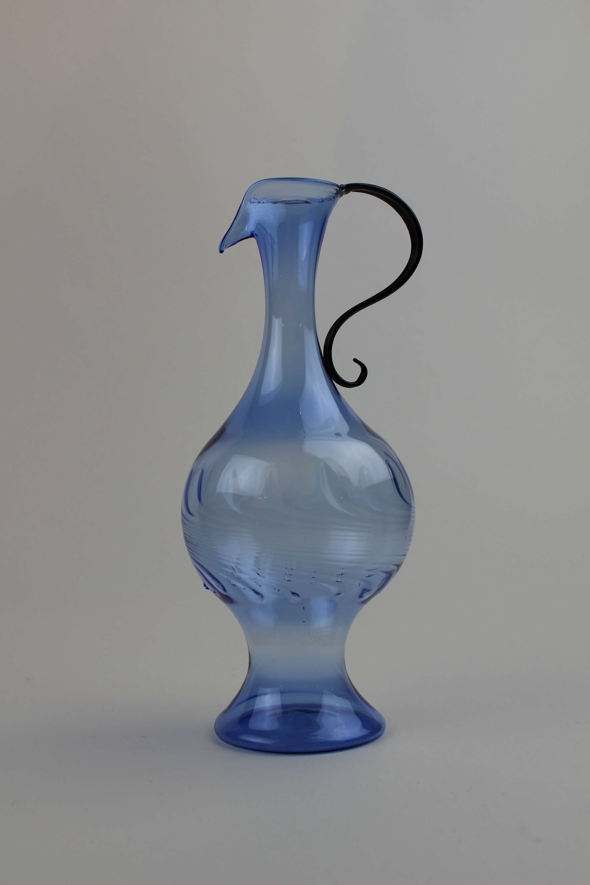 Montanblaue Vase/Karaffe mit Verzierungen (Museum Baruther Glashütte CC BY-NC-SA)