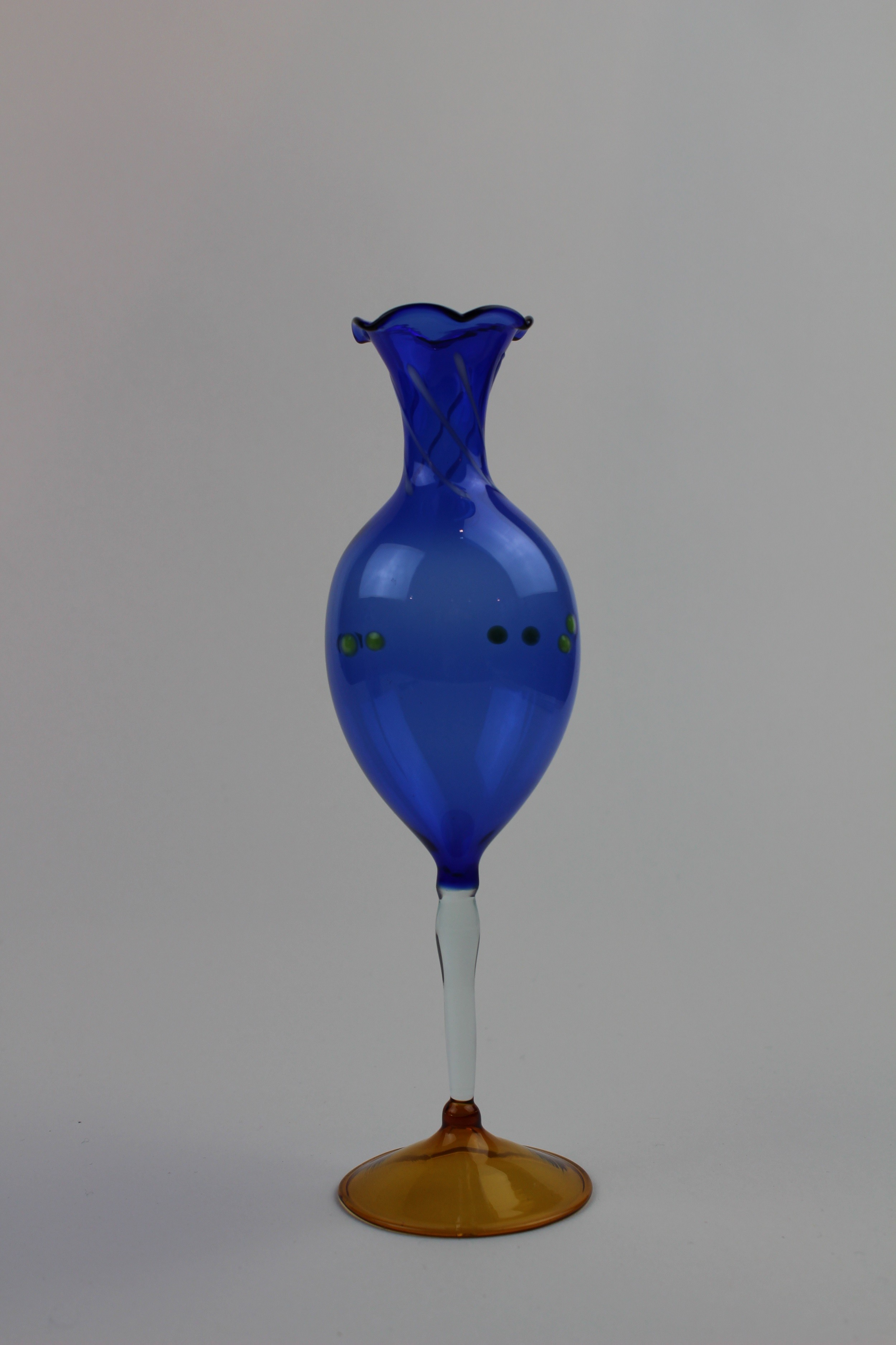 Montanblaue Vase/Kerzenhalter mit farblosem Stiel und bernsteinfarbenem Fuß (Museum Baruther Glashütte CC BY-NC-SA)