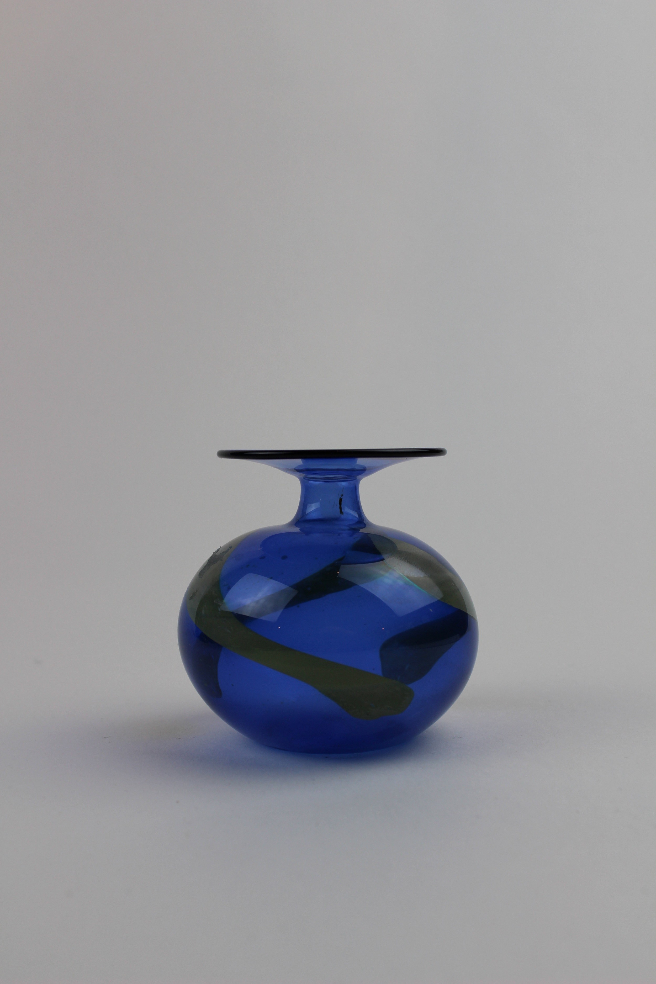 Montanblaue Vase/Kerzenhalter mit großflächigen Verzierungen (Museum Baruther Glashütte CC BY-NC-SA)