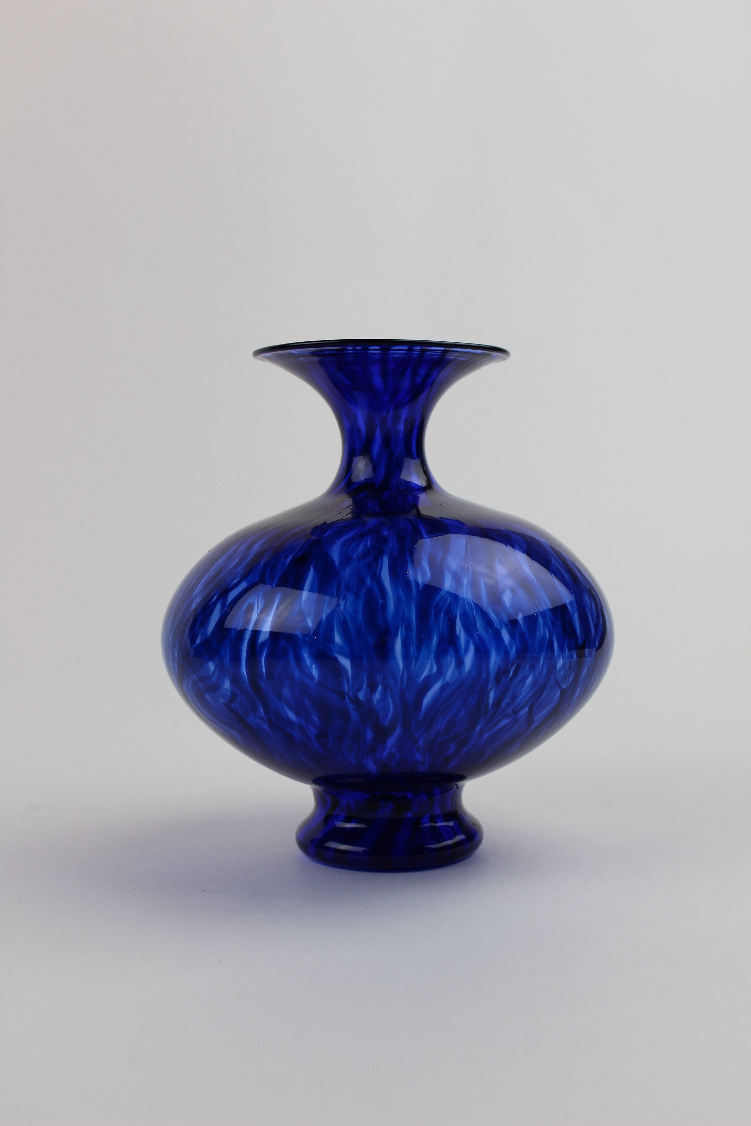 Montanblaue Vase/Kerzenhalter mit melierter Optik (Museum Baruther Glashütte CC BY-NC-SA)