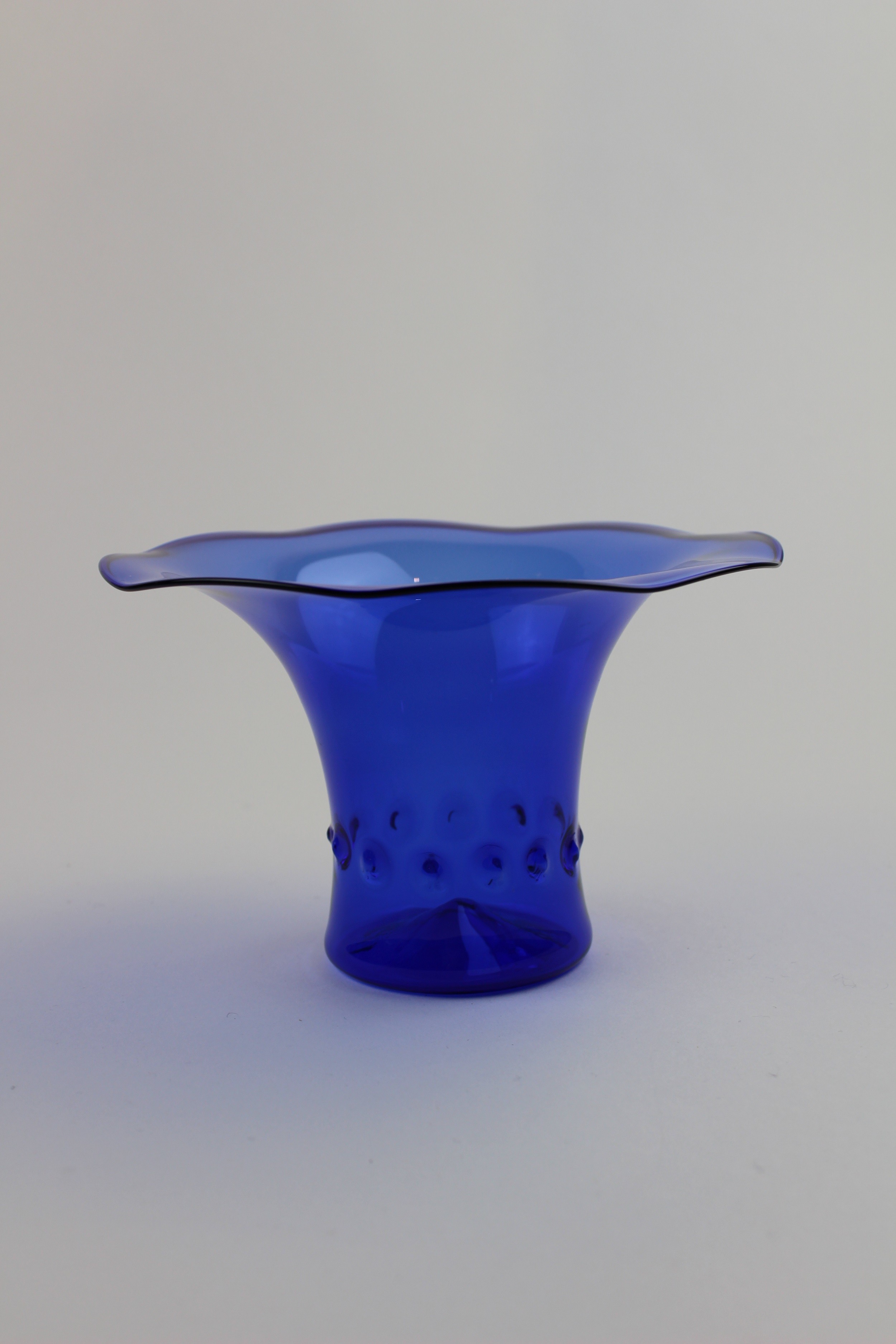 Montanblaue Vase/Kerzenhalter mit Verzierungen (Museum Baruther Glashütte CC BY-NC-SA)