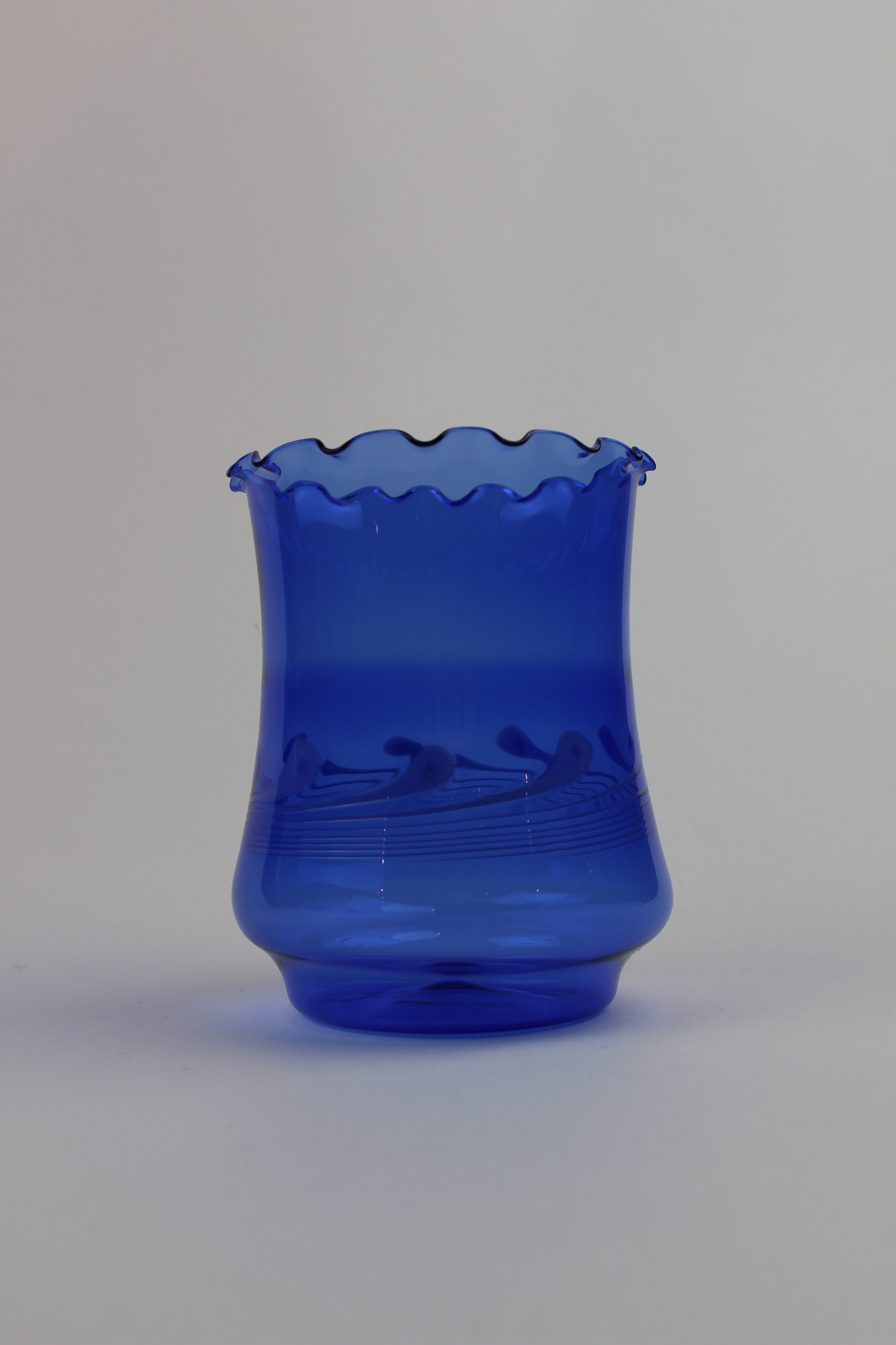Montanblaue Vase/Trinkgefäß mit farbigen Verzierungen (Museum Baruther Glashütte CC BY-NC-SA)