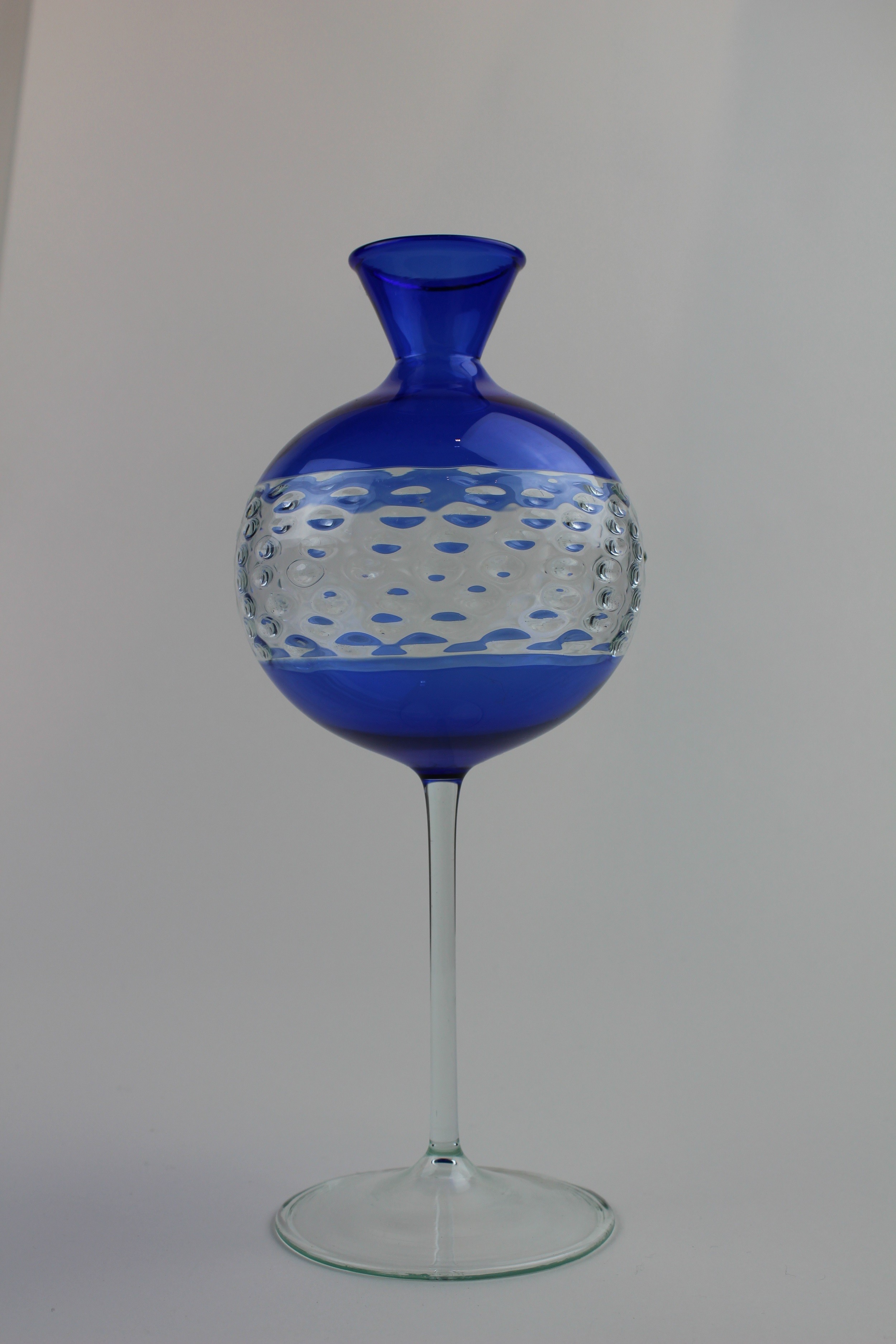 Montanblaue Vase/Trinkgefäß mit farblosem Einsatz und Stiel (Museum Baruther Glashütte CC BY-NC-SA)