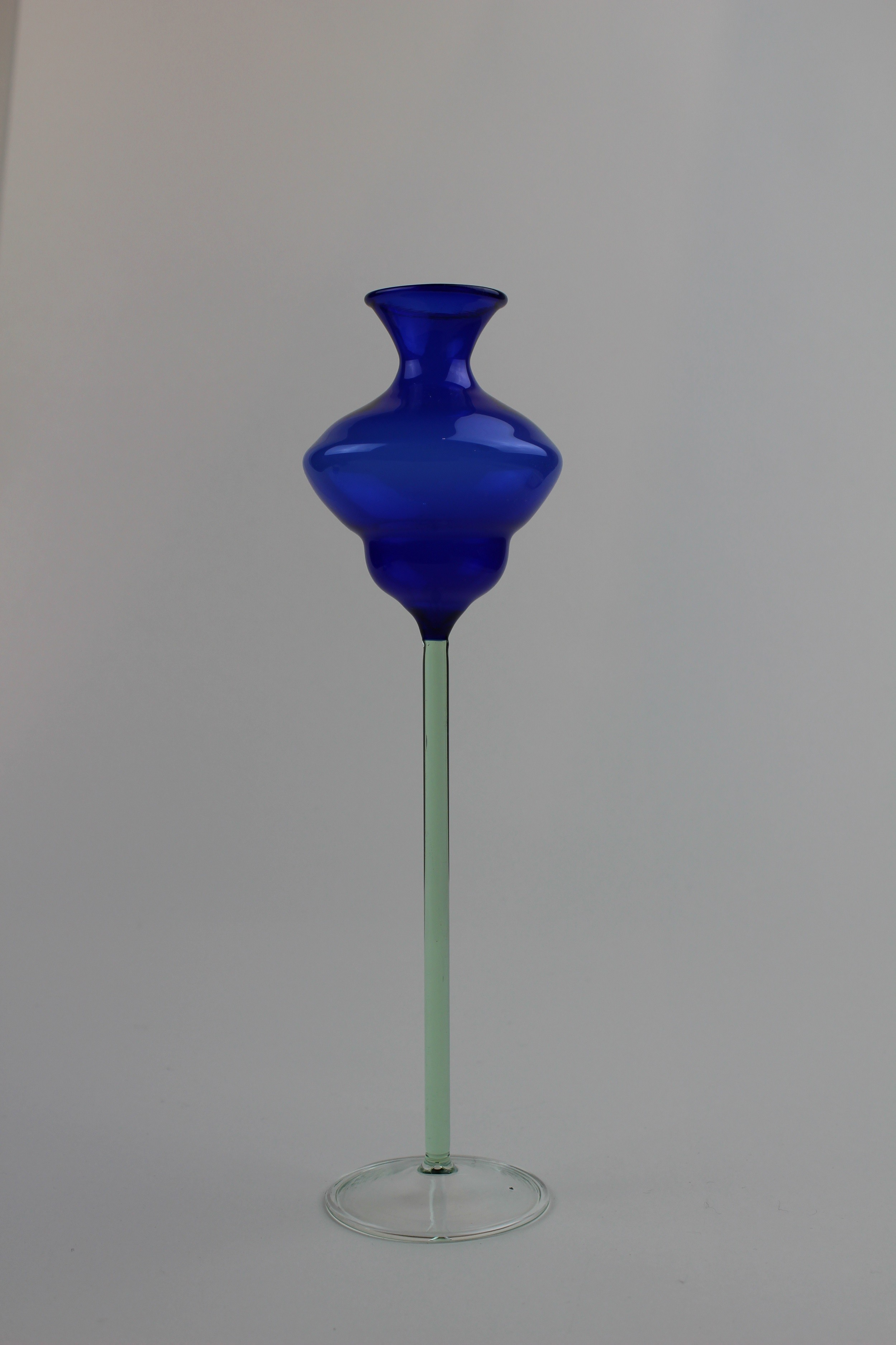 Montanblaue Vase/Trinkgefäß mit farblosem Stiel (Museum Baruther Glashütte CC BY-NC-SA)