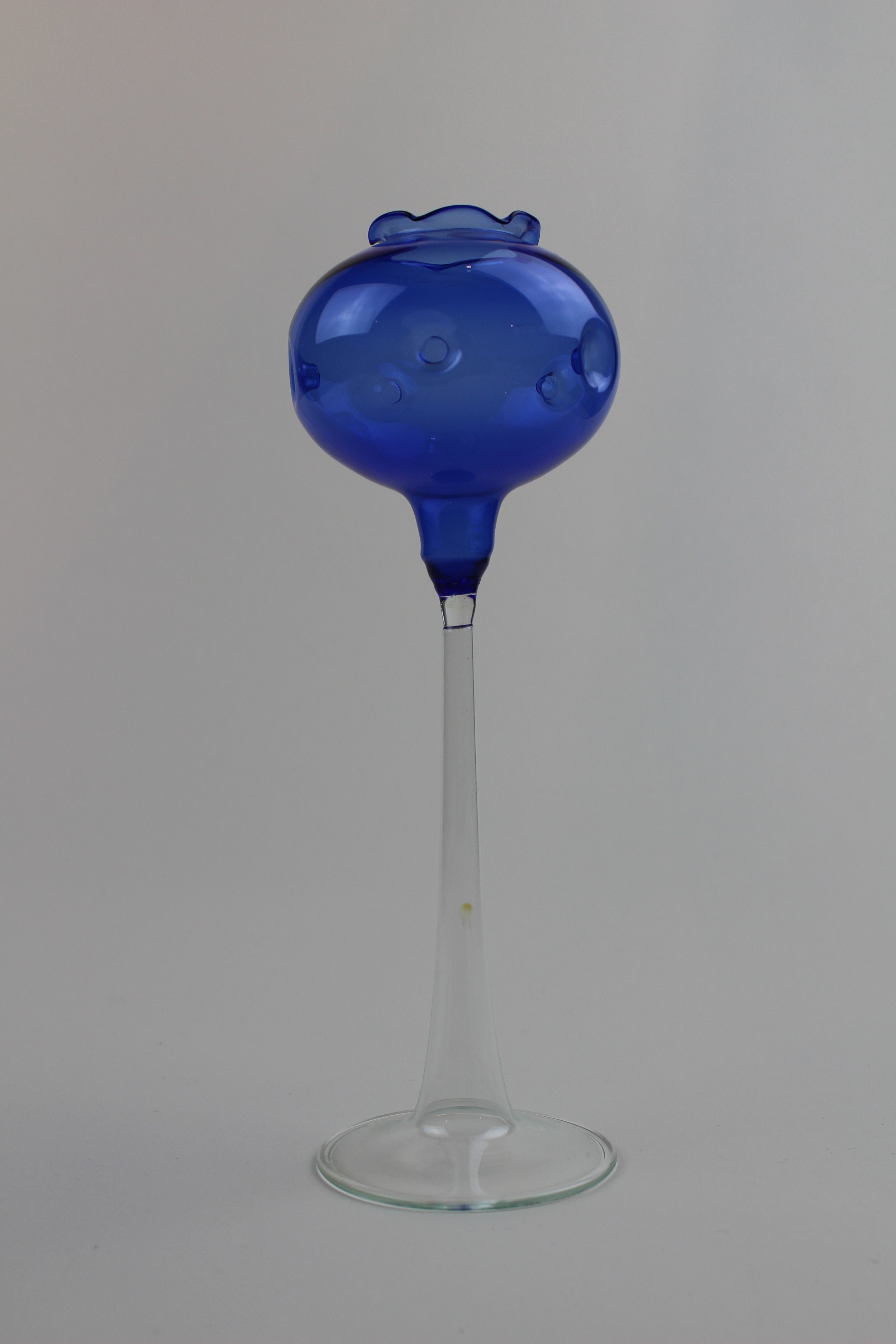 Montanblaue Vase/Trinkgefäß mit farblosem Stiel (Museum Baruther Glashütte CC BY-NC-SA)