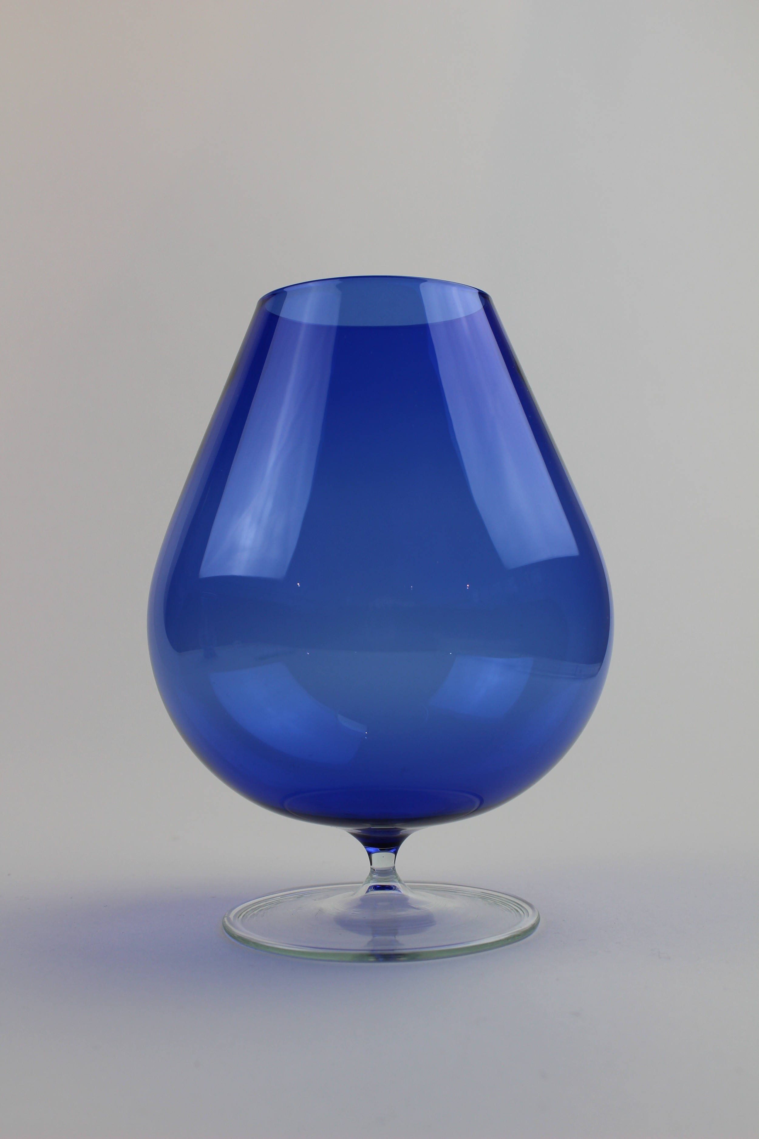 Montanblaue Vase/Trinkgefäß mit farblosem Stiel und Fuß (Museum Baruther Glashütte CC BY-NC-SA)