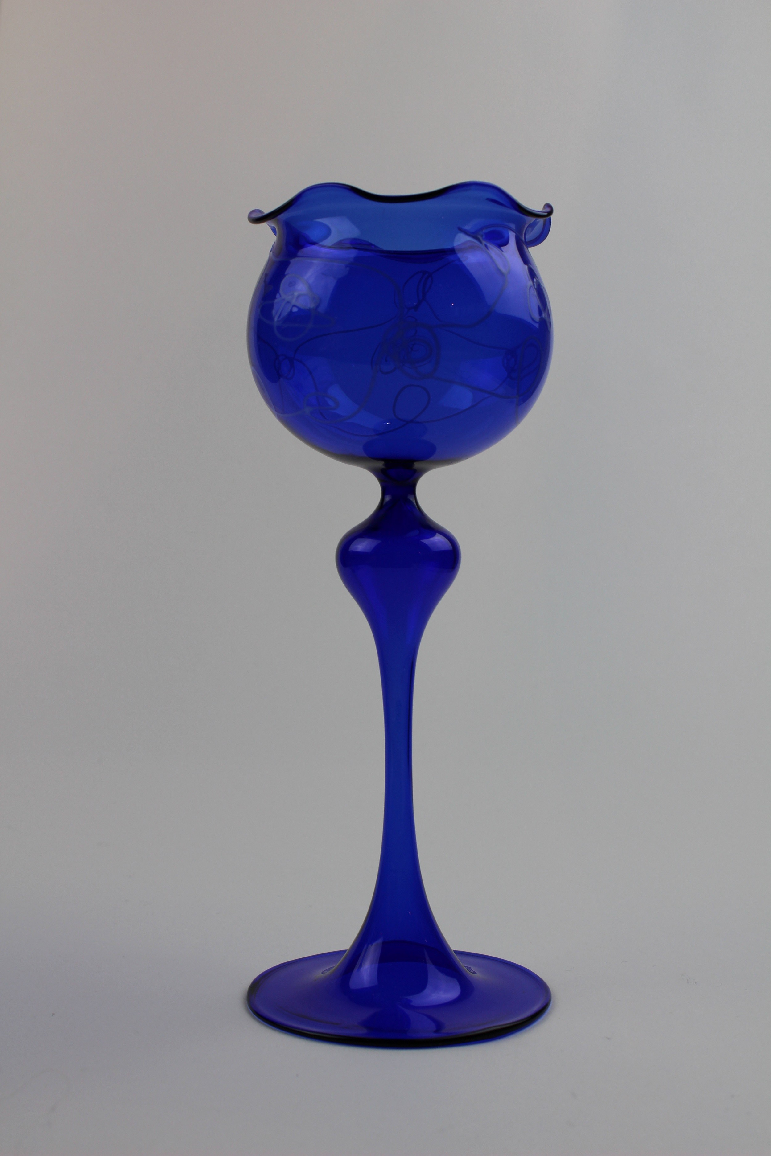 Montanblaue Vase/Trinkgefäß mit zarten Verzierungen (Museum Baruther Glashütte CC BY-NC-SA)