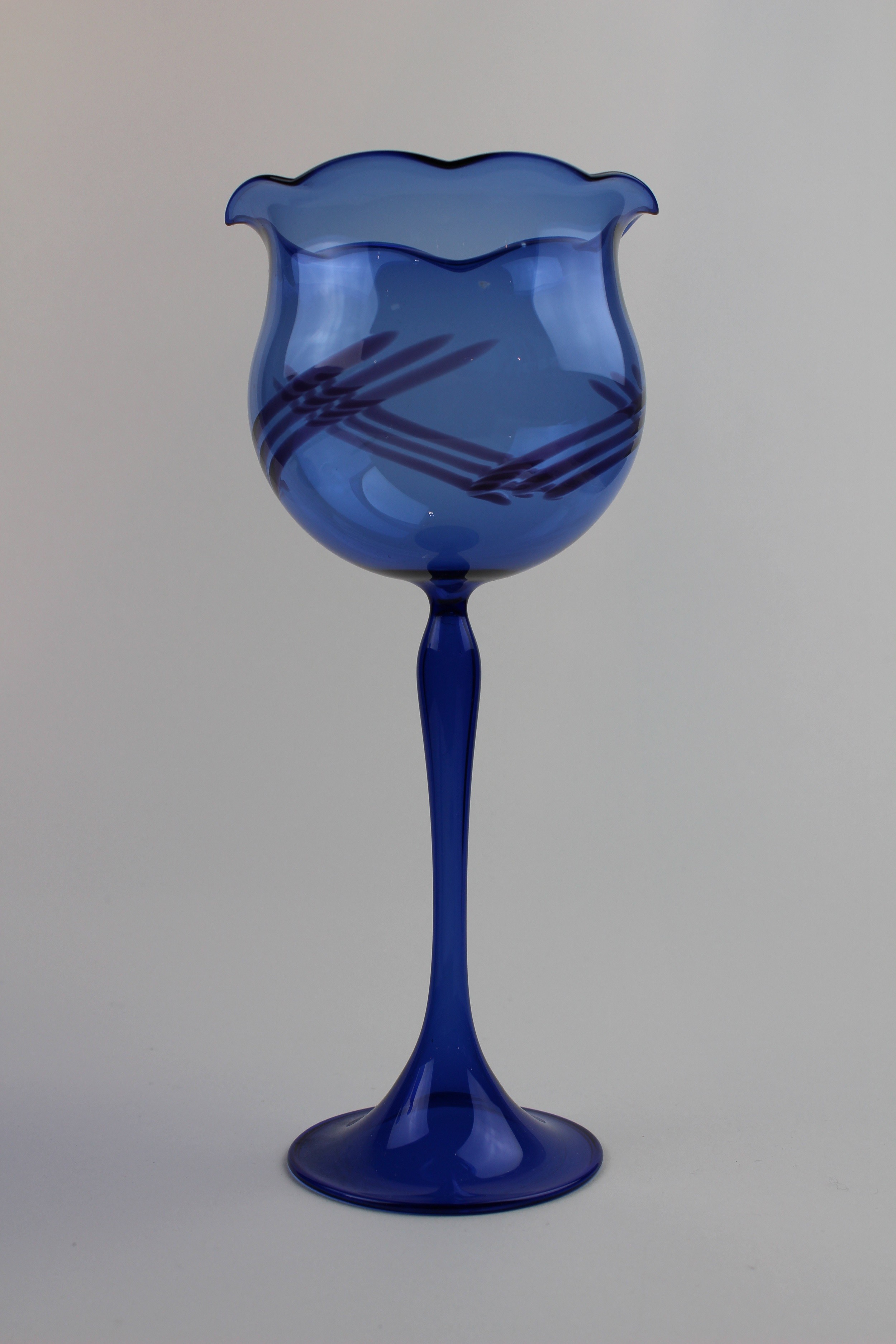 Montanblaues Trinkgefäß mit farbigen Verzierungen (Museum Baruther Glashütte CC BY-NC-SA)