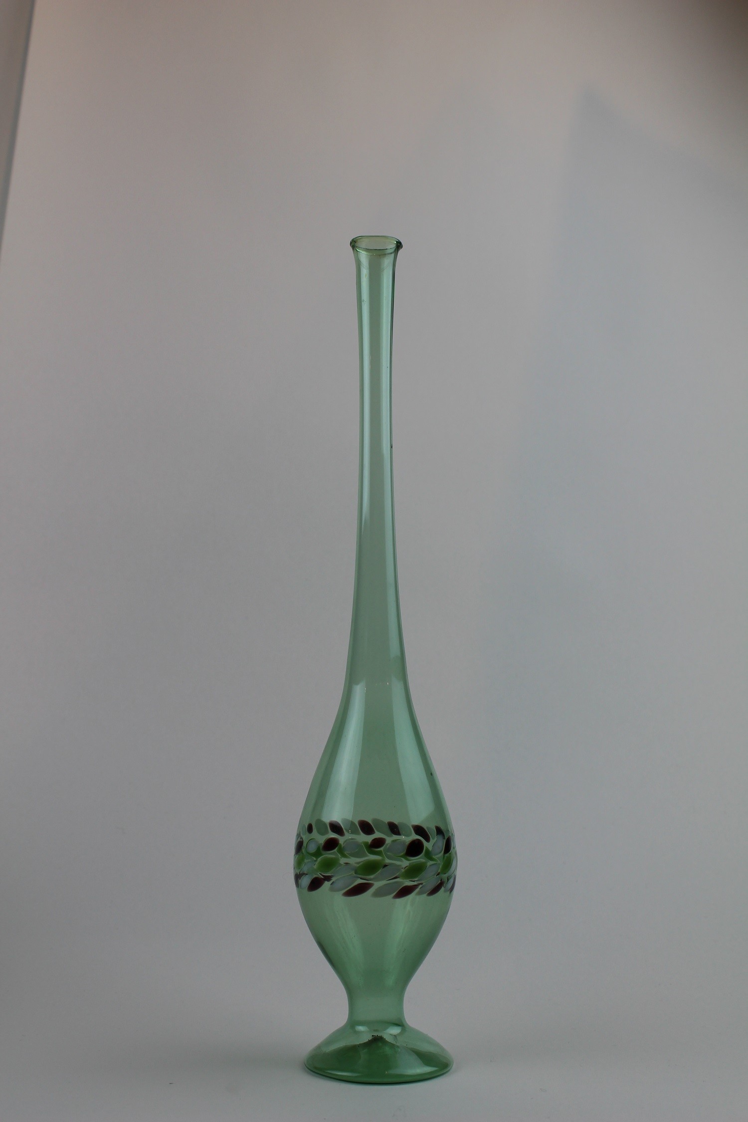 Moosgrüne Vase mit farbigen Verzierungen (Museum Baruther Glashütte CC BY-NC-SA)