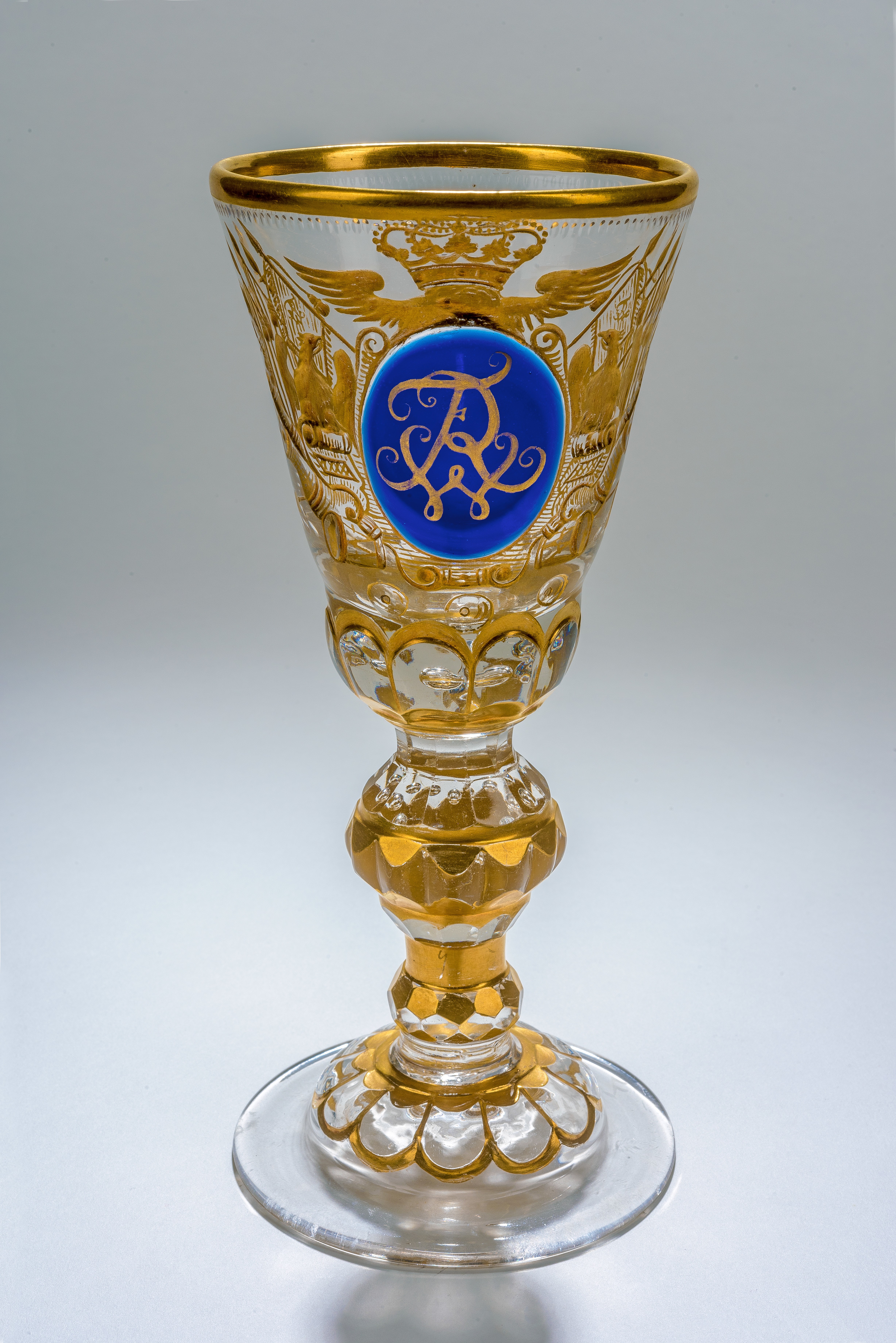 Pokal mit blauem Medaillon "FWR", XIII 1481. (Stiftung Preußische Schlösser und Gärten Berlin-Brandenburg CC BY-NC-SA)
