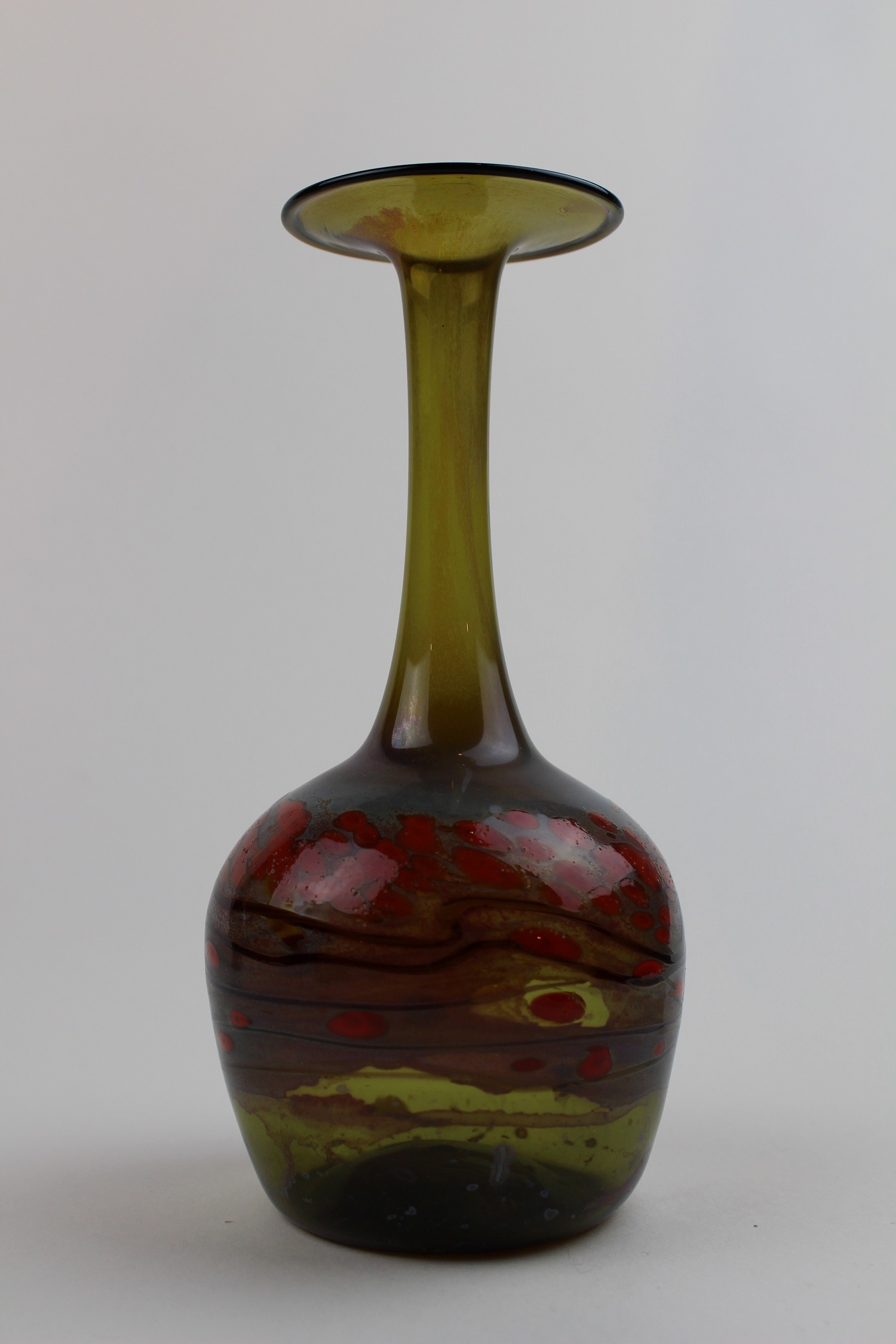 Saragossagrüne Vase mit farbigen Aufdampfungen (Museum Baruther Glashütte CC BY-NC-SA)