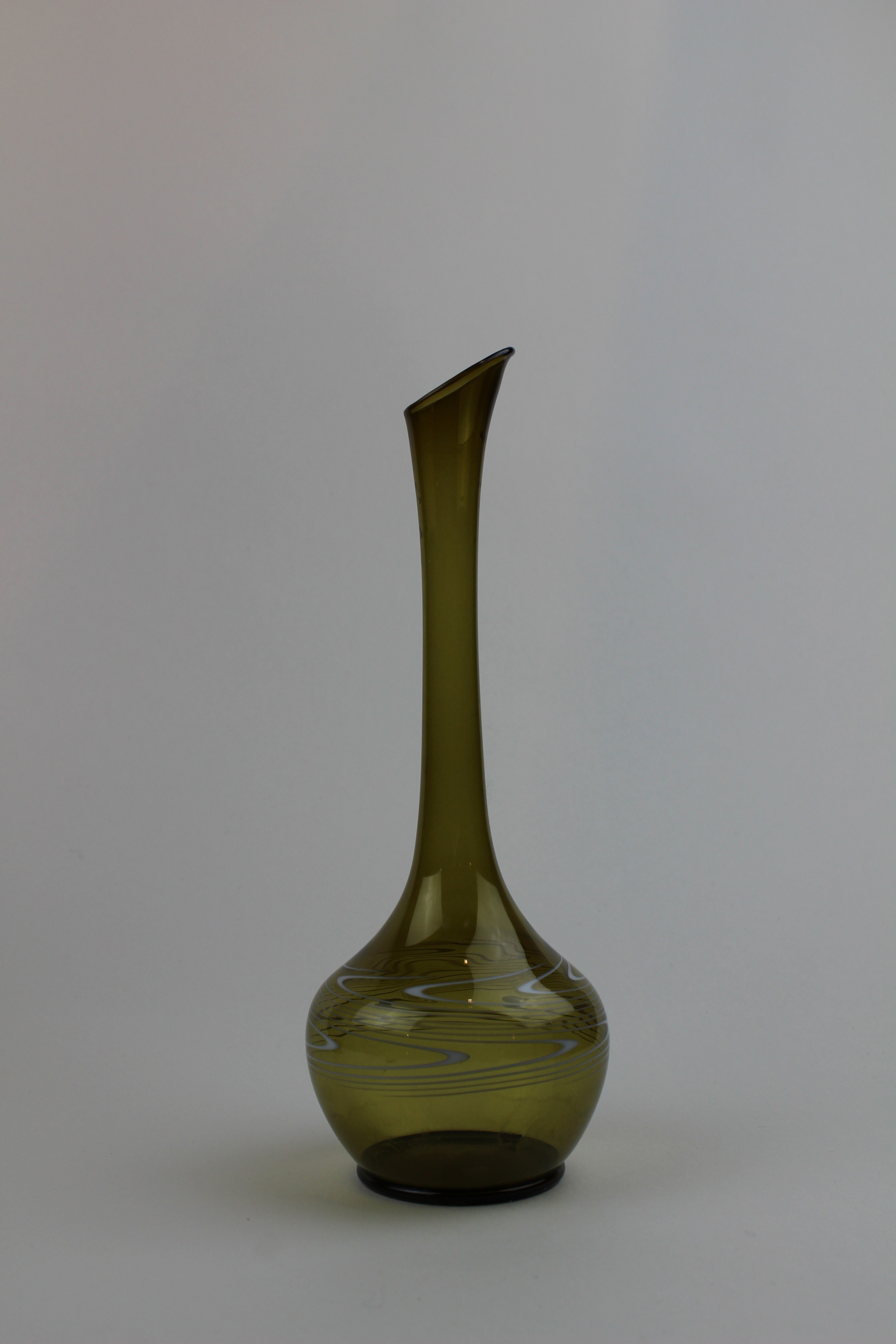 Saragossagrüne Vase mit farbigen Verzierungen (Museum Baruther Glashütte CC BY-NC-SA)