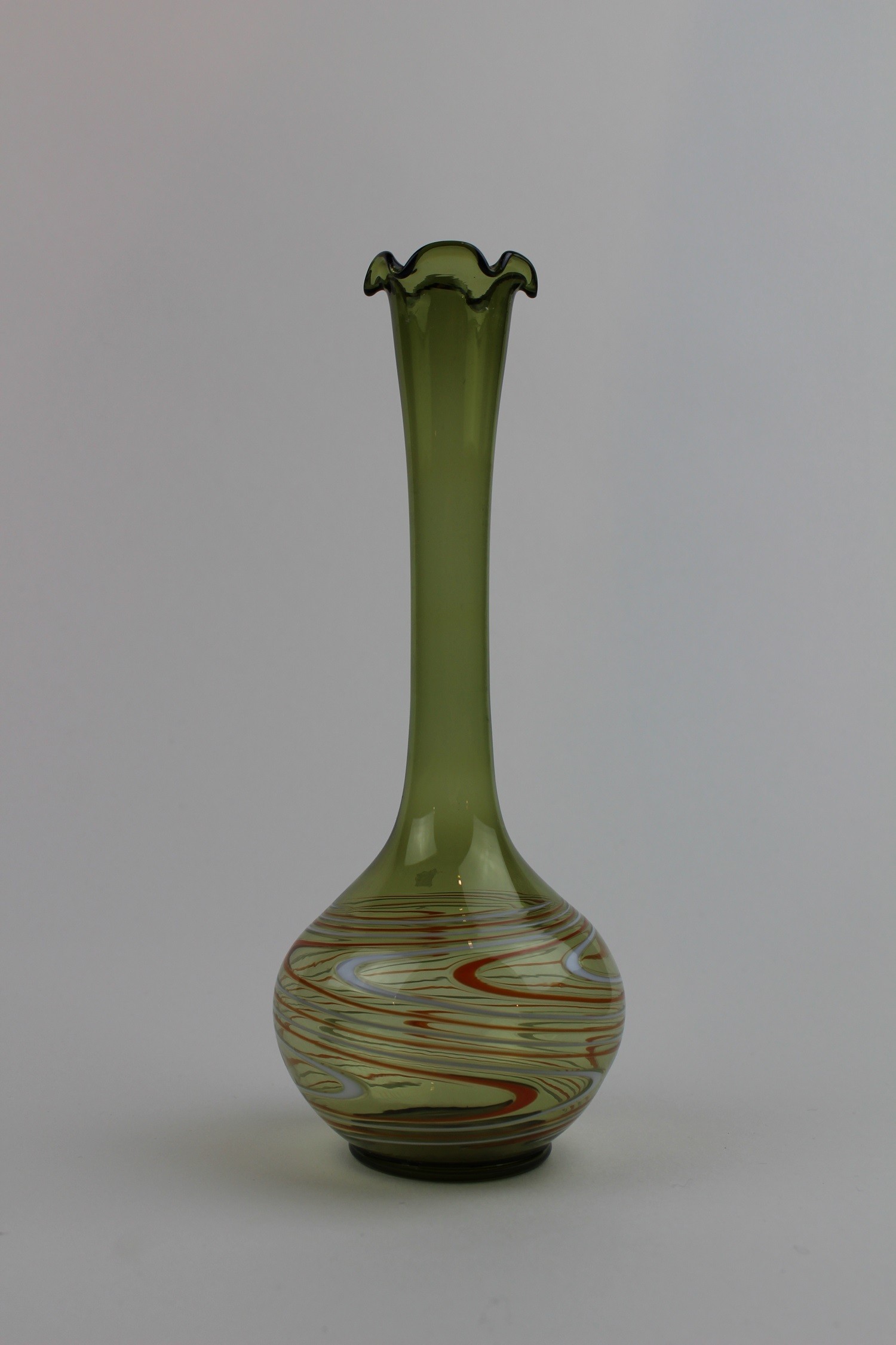 Saragossagrüne Vase mit farbigen Verzierungen (Museum Baruther Glashütte CC BY-NC-SA)