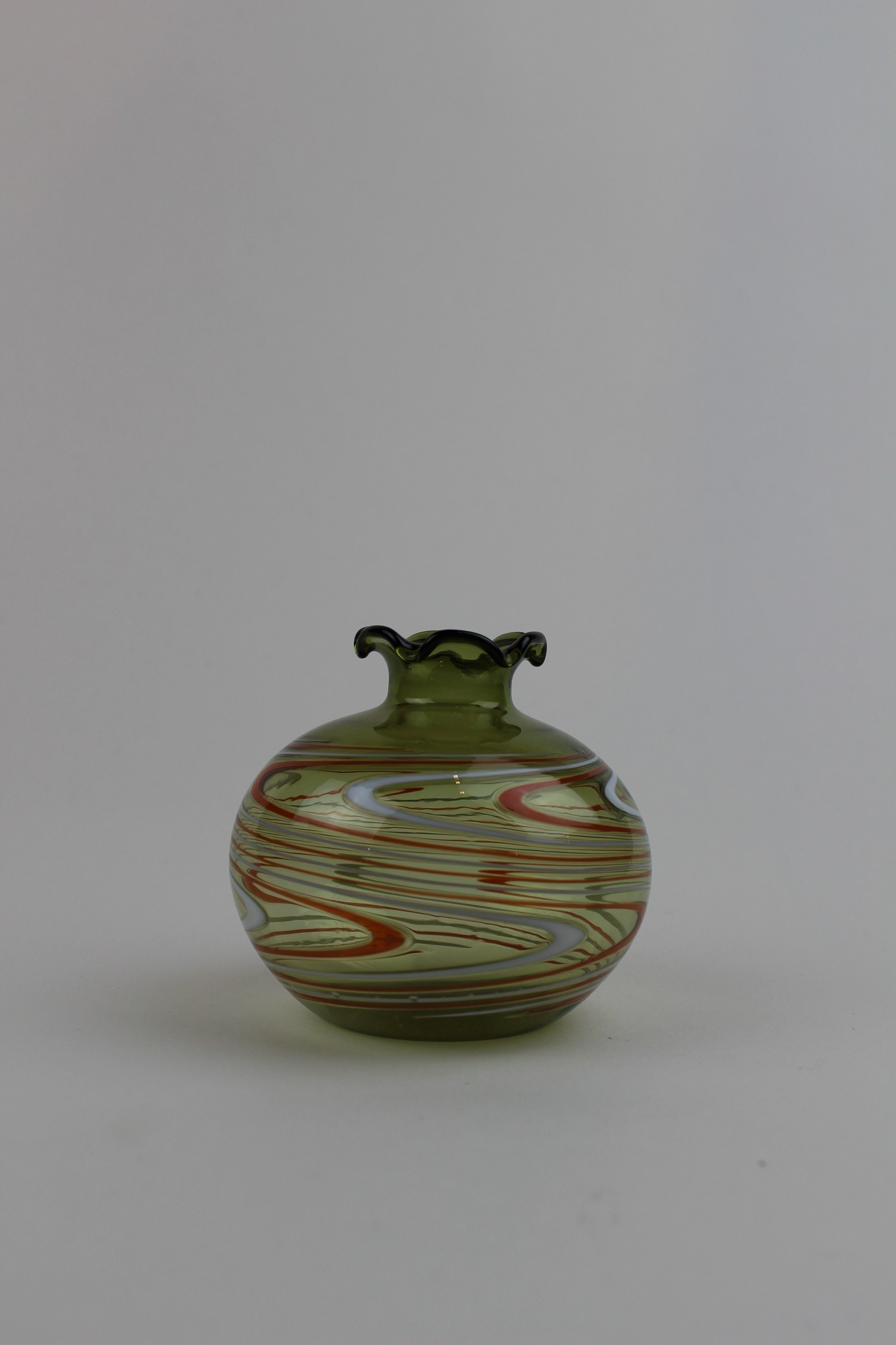 Saragossagrüne Vase/Kerzenhalter mit farbigen Verzierungen (Museum Baruther Glashütte CC BY-NC-SA)