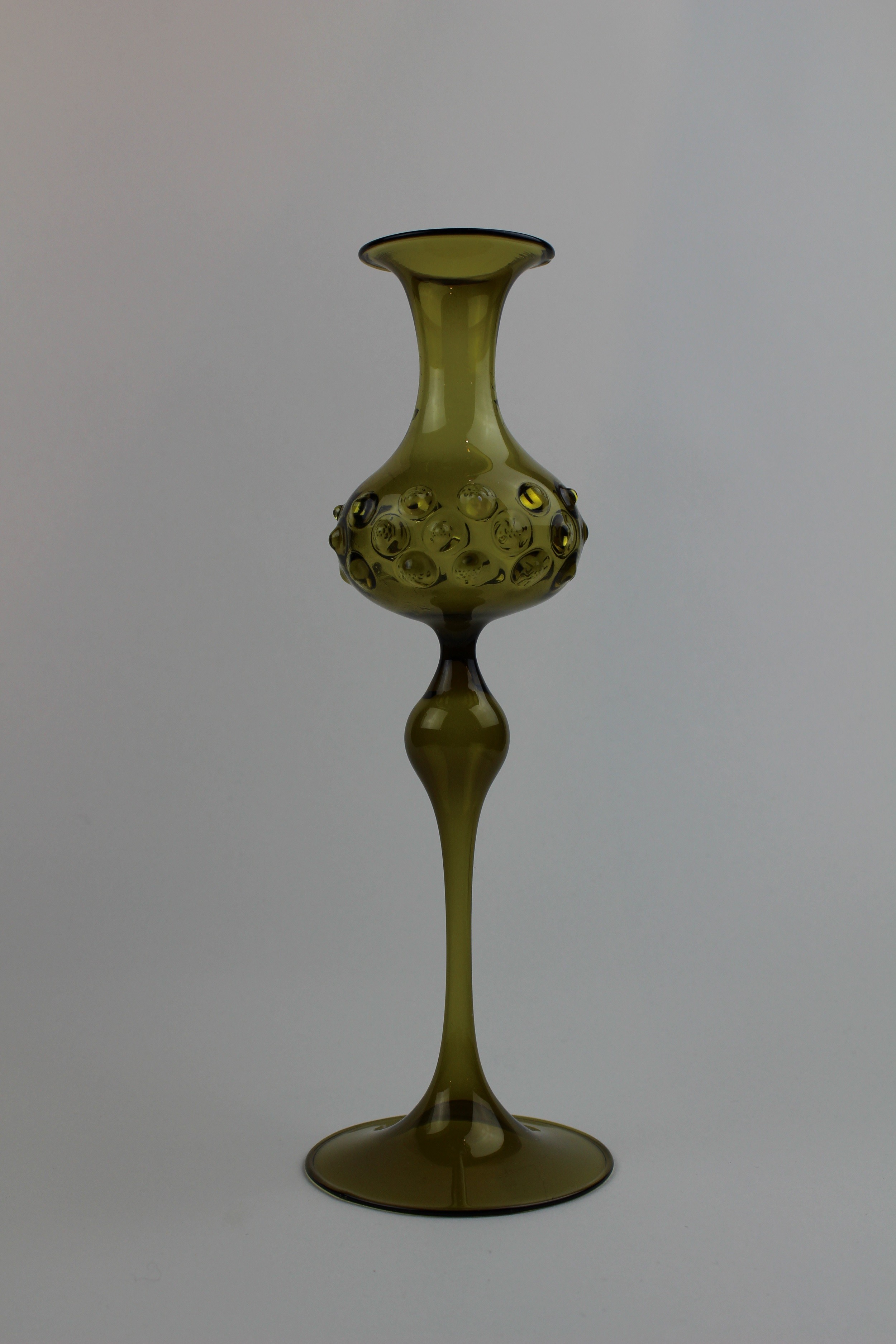 Saragossagrüne Vase/Kerzenhalter mit Verzierungen (Museum Baruther Glashütte CC BY-NC-SA)