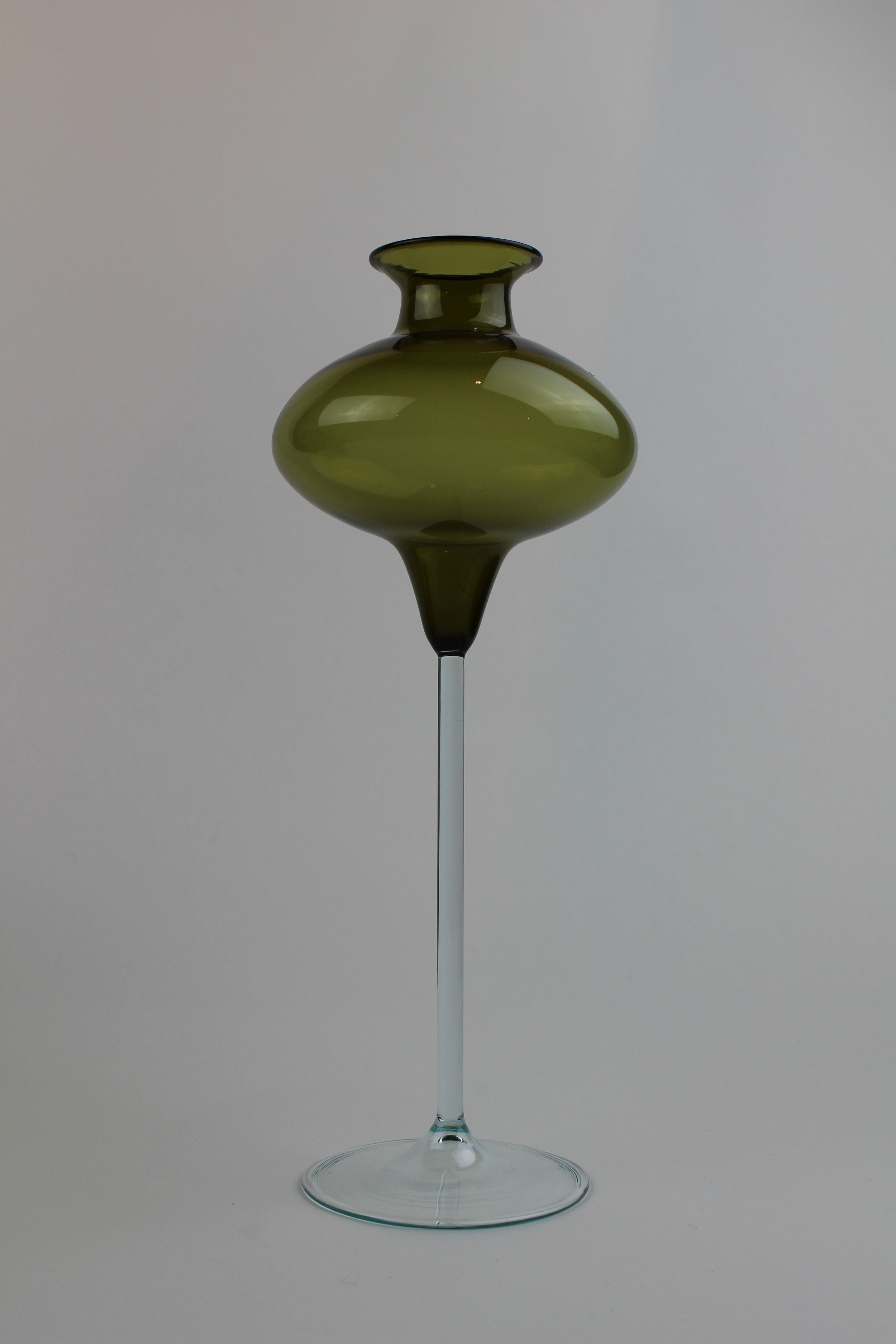 Saragossagrüner Kerzenhalter mit farblosem Stiel (Museum Baruther Glashütte CC BY-NC-SA)