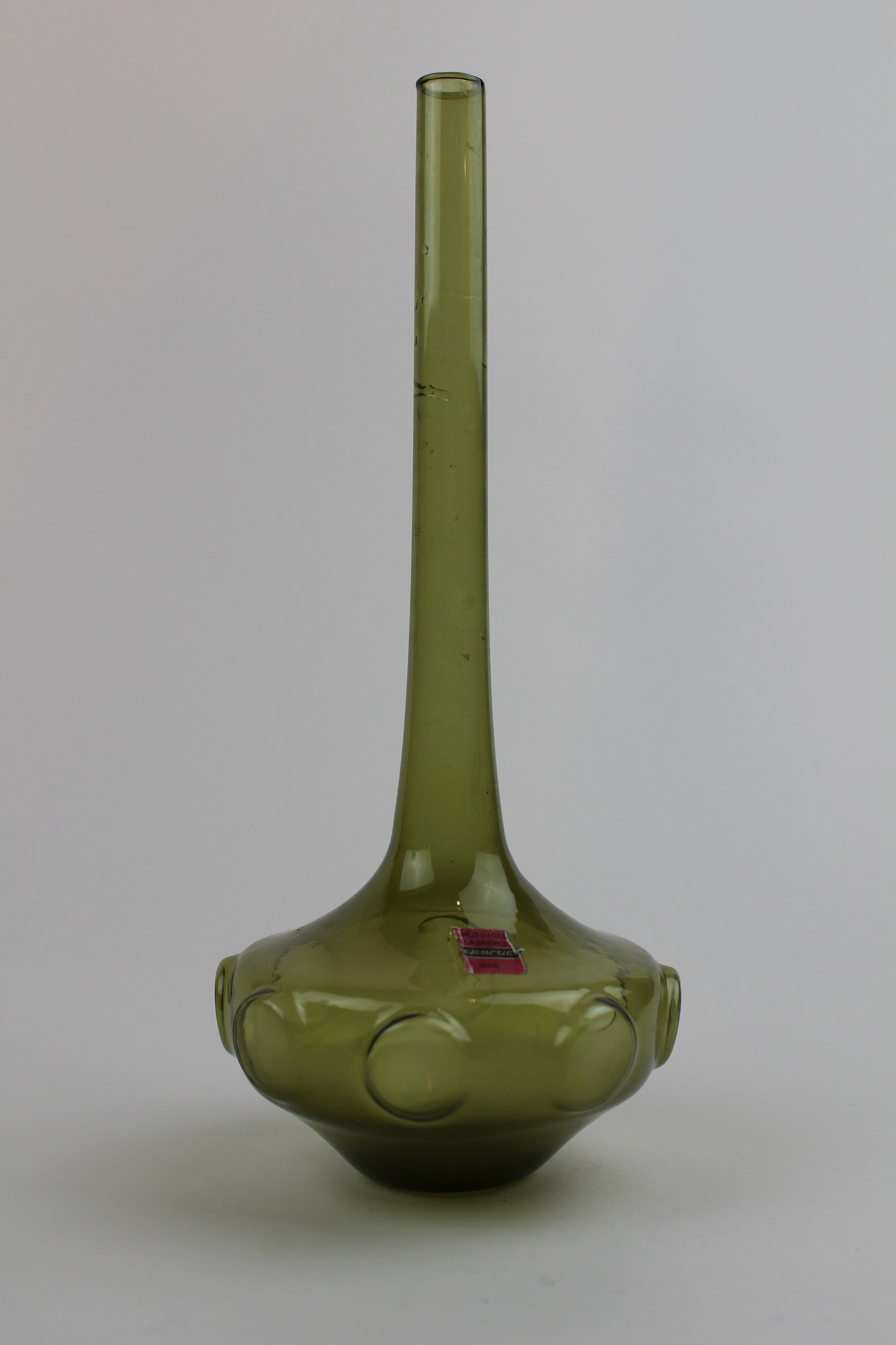Saragossagrüne Vase mit Aufkleber (Museum Baruther Glashütte CC BY-NC-SA)
