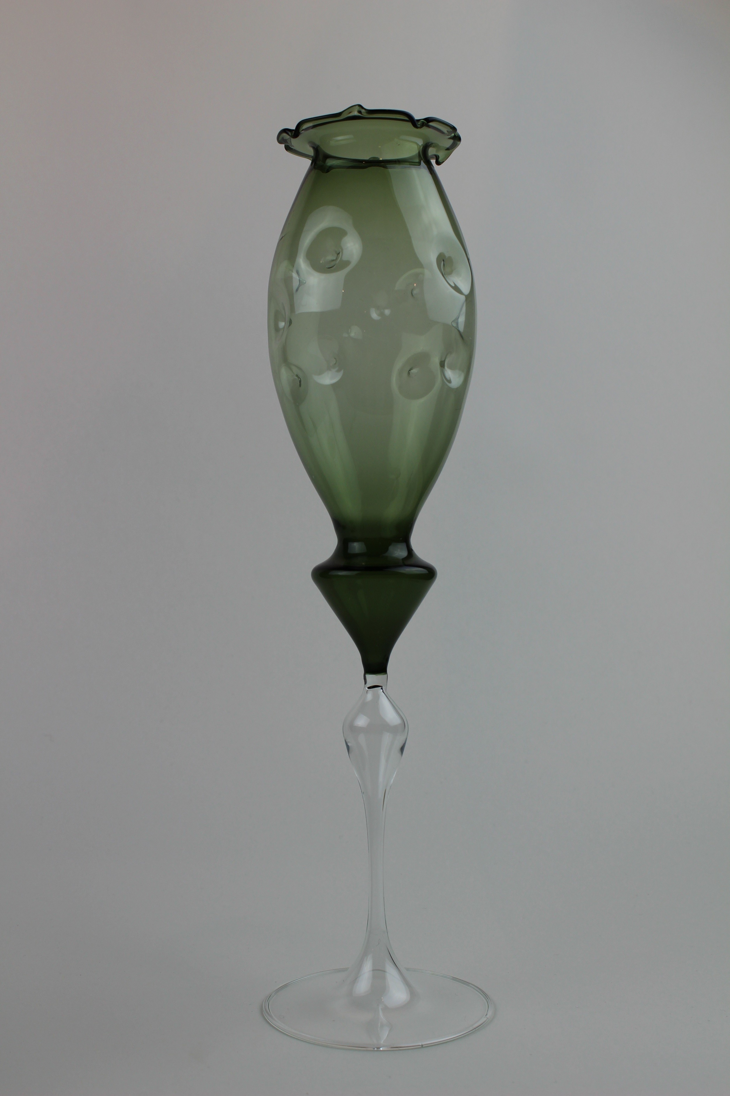 Tannengrüne Vase/Kerzenhalter mit farblosem Fuß und Stiel (Museum Baruther Glashütte CC BY-NC-SA)