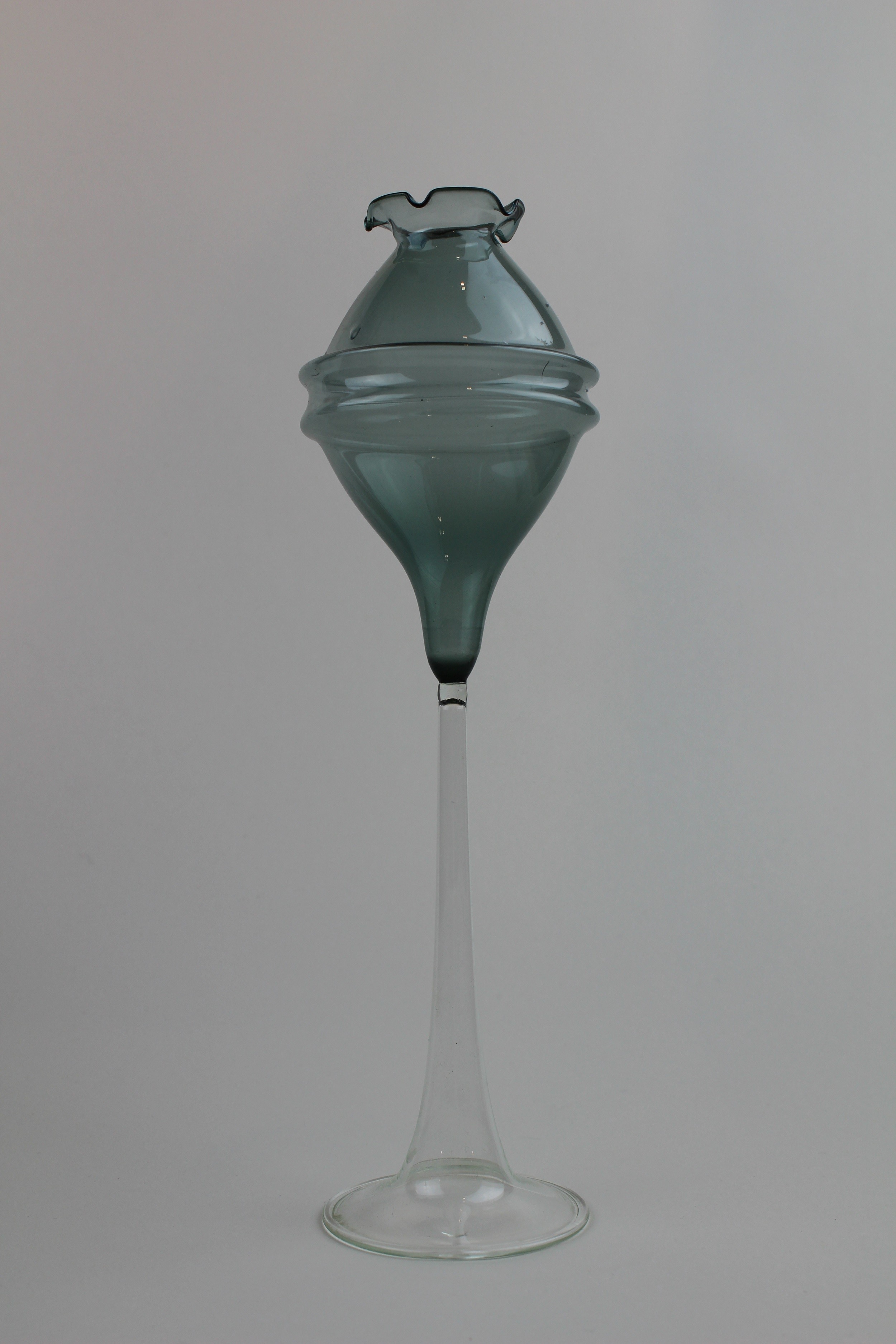 Tannengrüner Kerzenhalter mit farblosem Fuß und Stiel (Museum Baruther Glashütte CC BY-NC-SA)