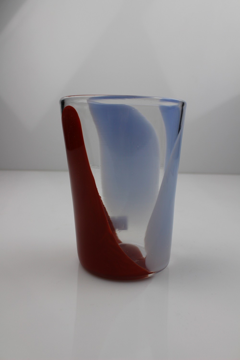 Becherglas "Paint" mit Farbrand (Museum Baruther Glashütte CC BY-NC-SA)
