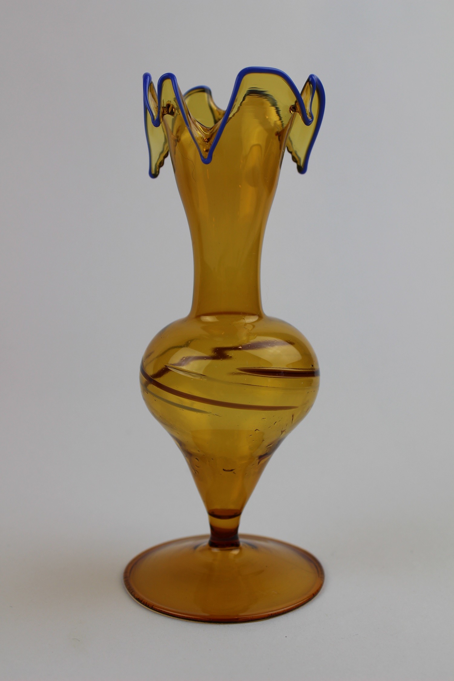 Bernsteinfarbene Vase mit farbigen Verzierungen (Museum Baruther Glashütte CC BY-NC-SA)