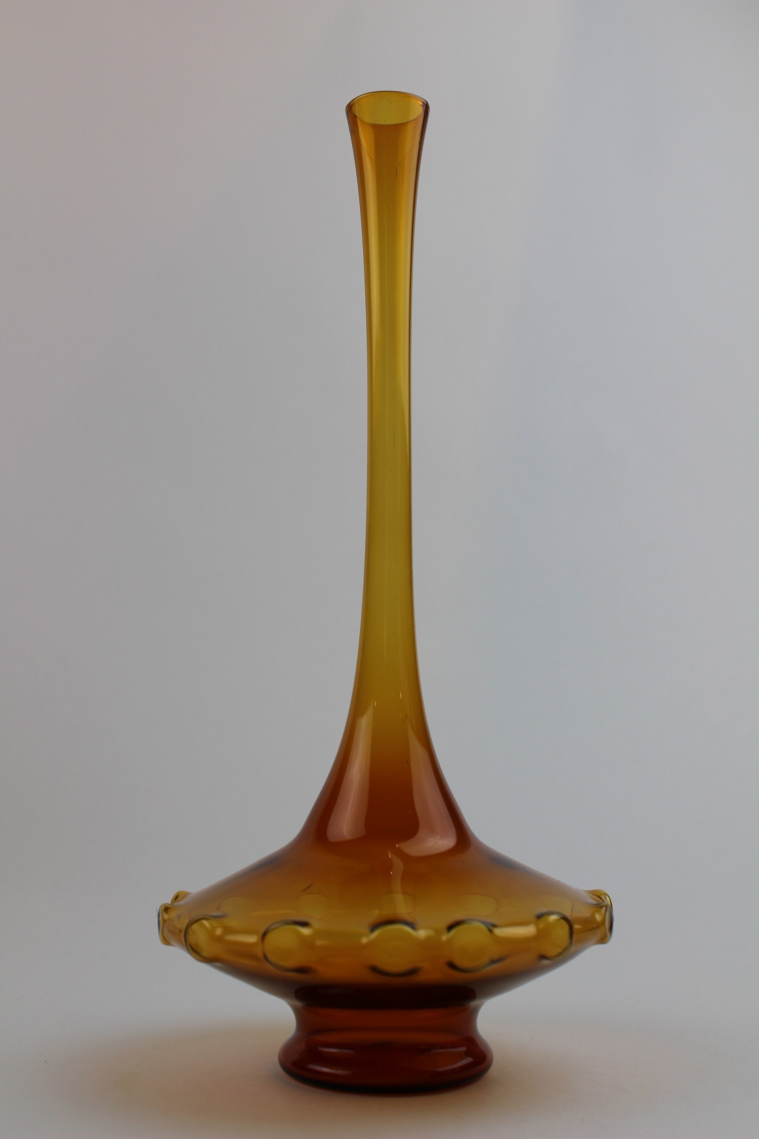 Bernsteinfarbene Vase mit runden Verzierungen (Museum Baruther Glashütte CC BY-NC-SA)