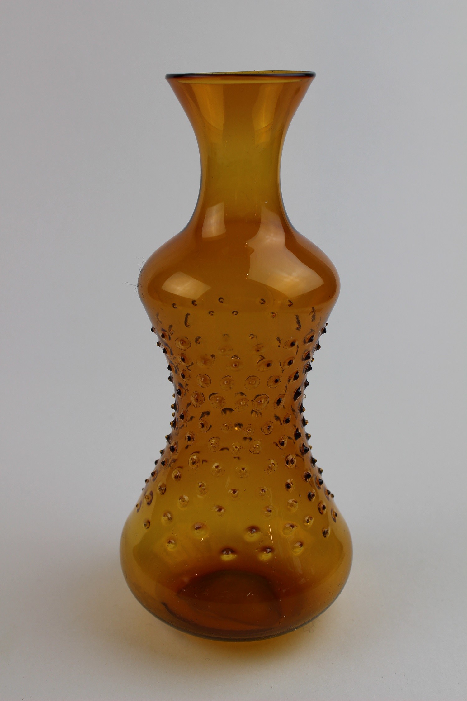 Bernsteinfarbene Vase mit Tupfen (Museum Baruther Glashütte CC BY-NC-SA)