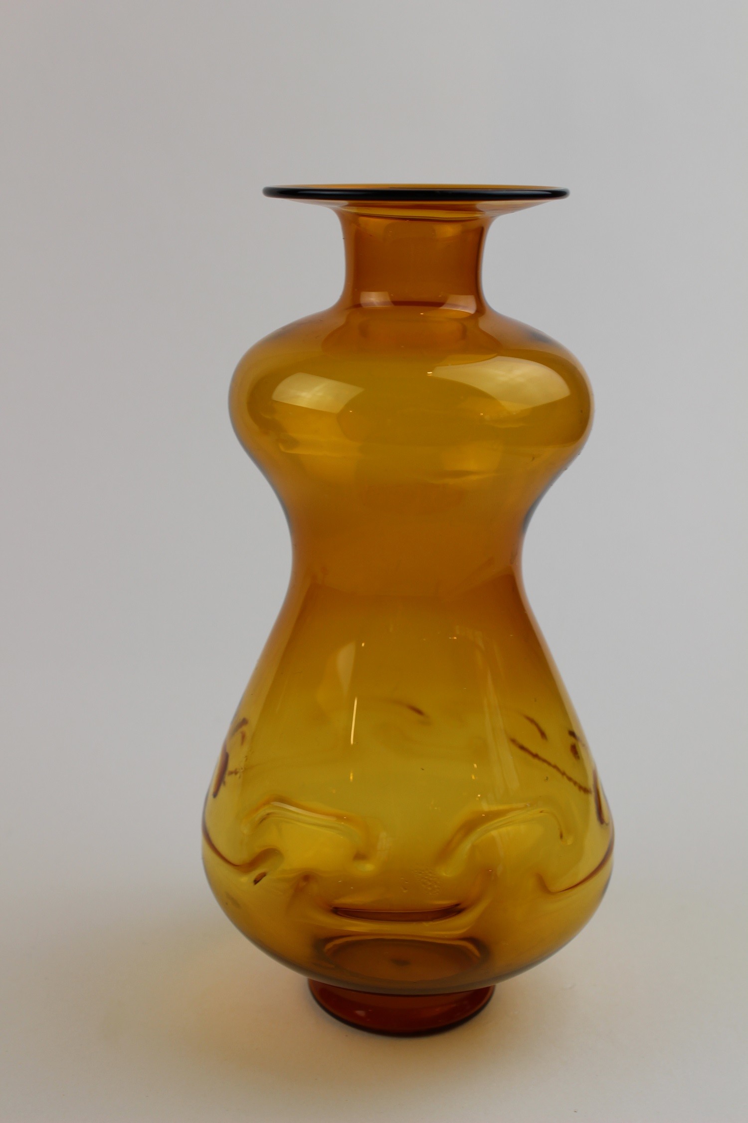 Bernsteinfarbene Vase mit Verzierungen (Museum Baruther Glashütte CC BY-NC-SA)