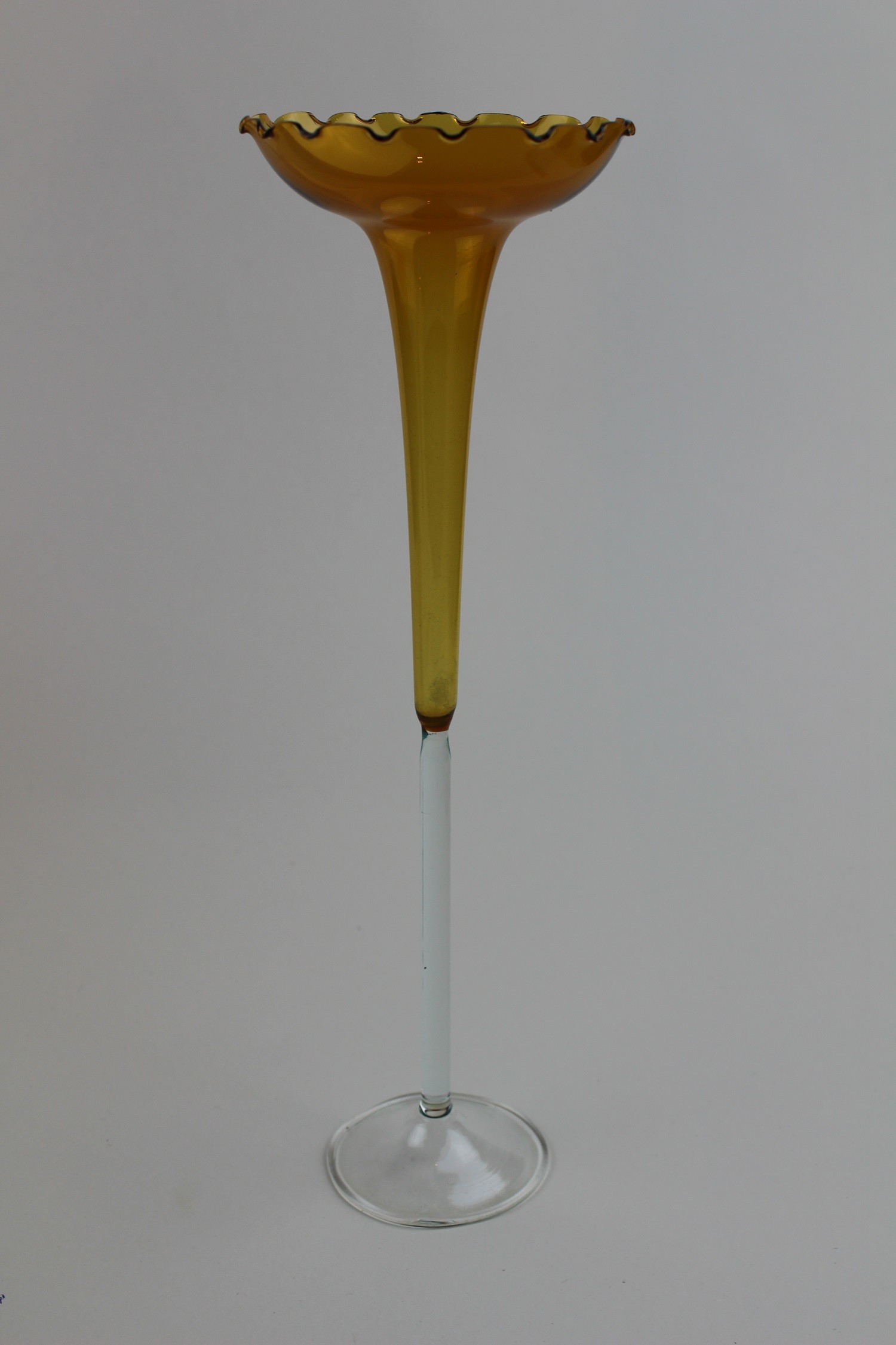 Bernsteinfarbener Kerzenhalter/Vase mit farblosem Fuß und Stiel (Museum Baruther Glahütte CC BY-NC-SA)