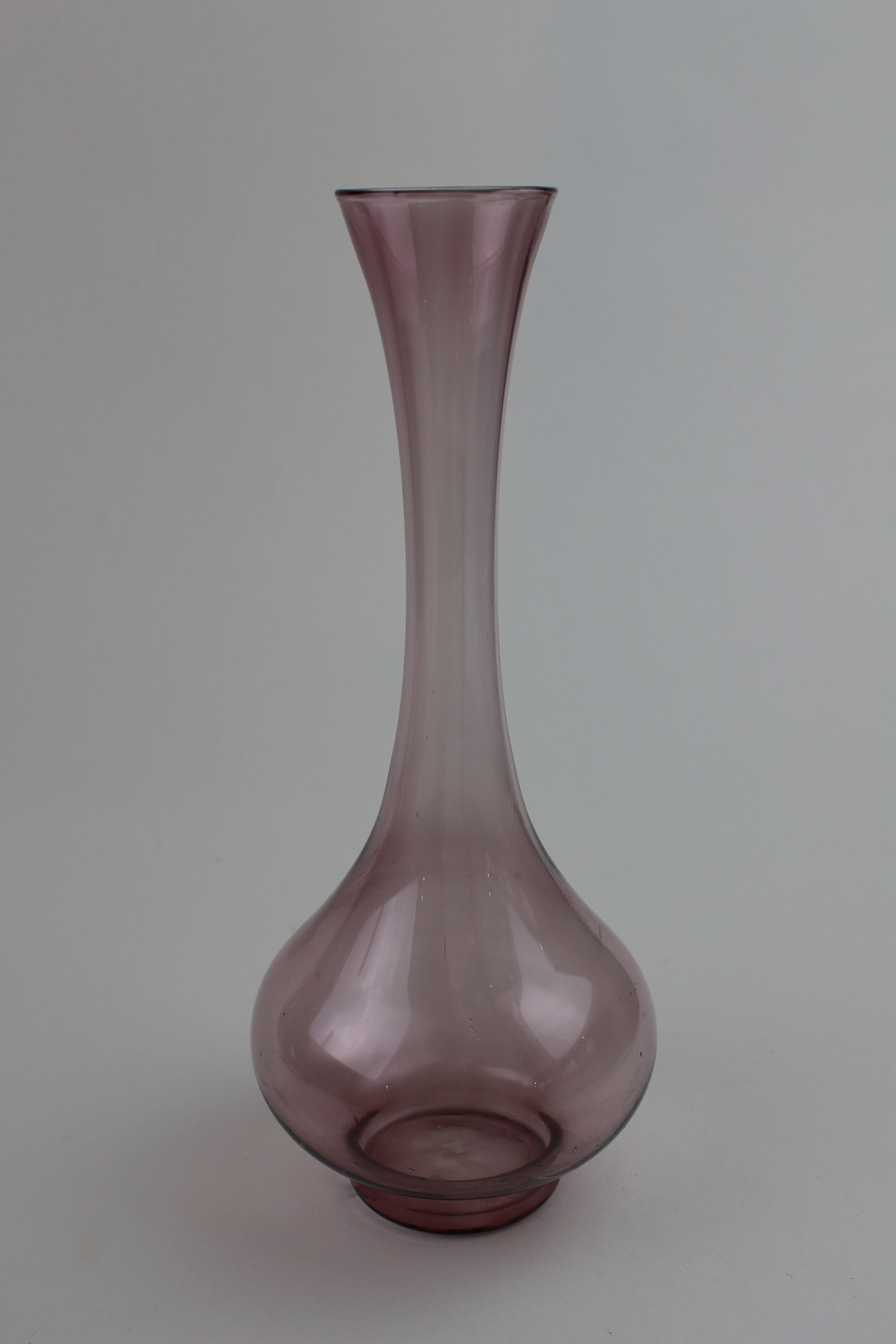 Dunkelviolette, bauchige Vase (Museum Baruther Glashütte CC BY-NC-SA)