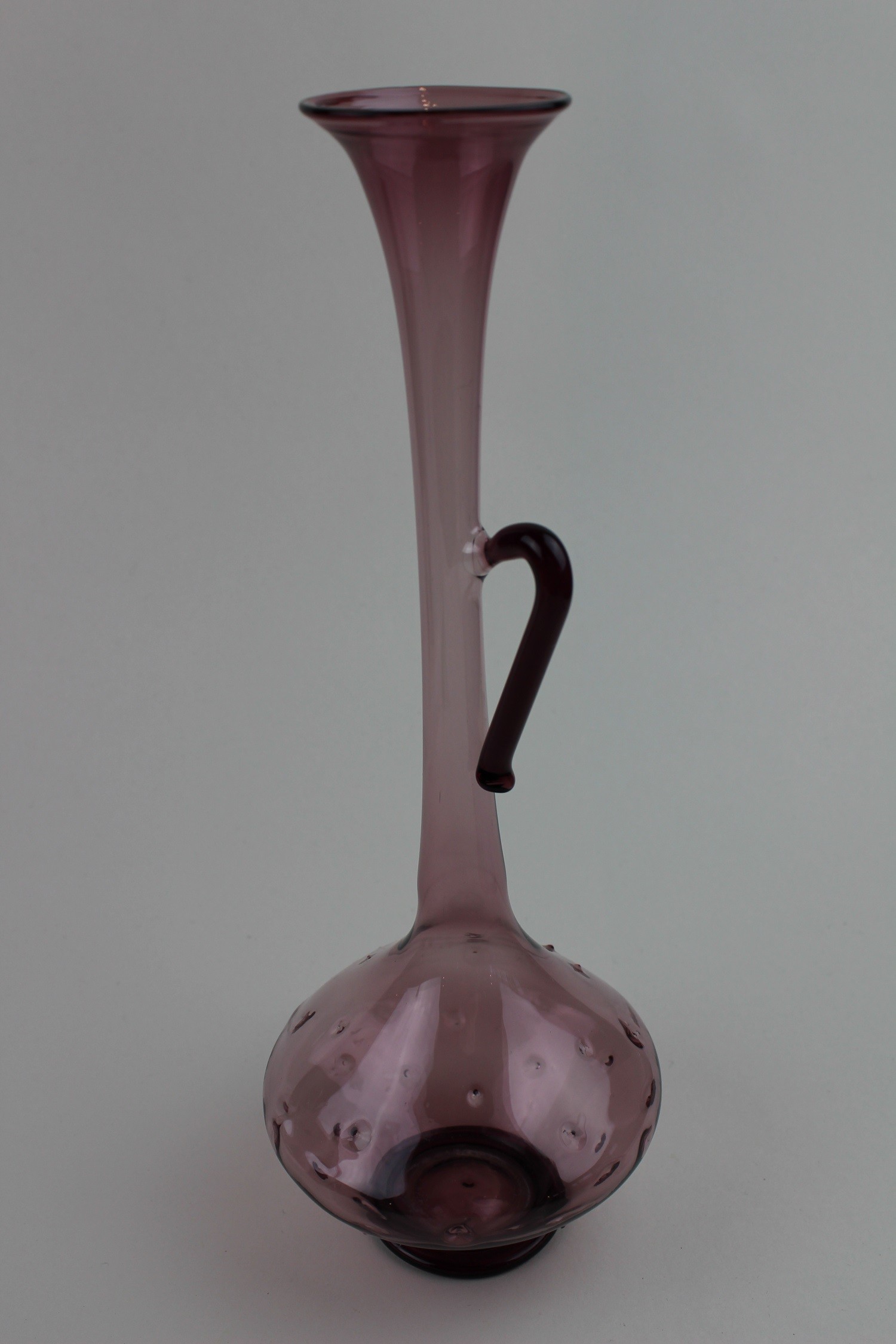 Dunkelviolette Karaffe/Vase mit dunklerem Henkel (Museum Baruther Glashütte CC BY-NC-SA)