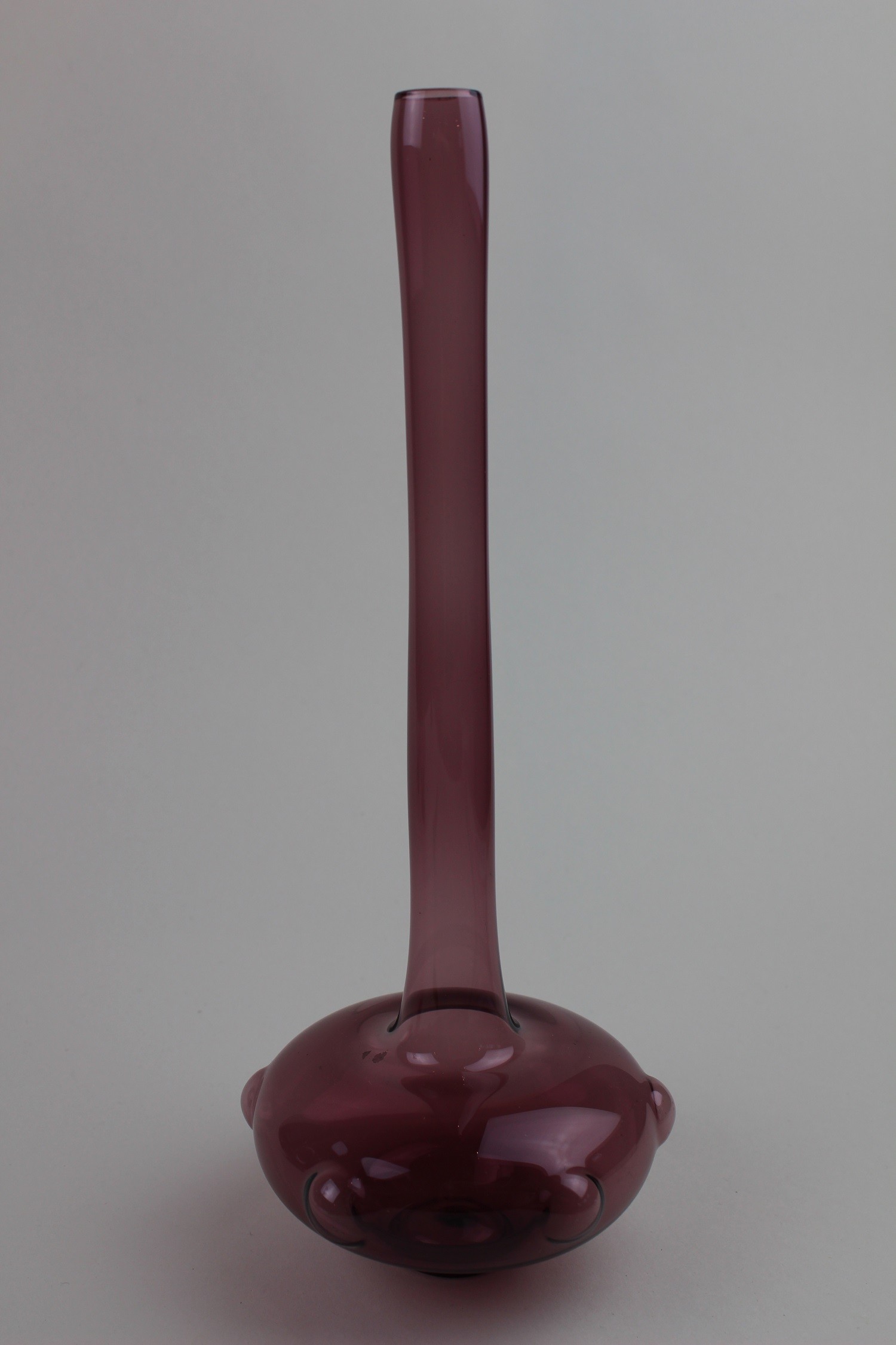 Dunkelviolette Vase mit runden Noppen (Museum Baruther Glashütte CC BY-NC-SA)