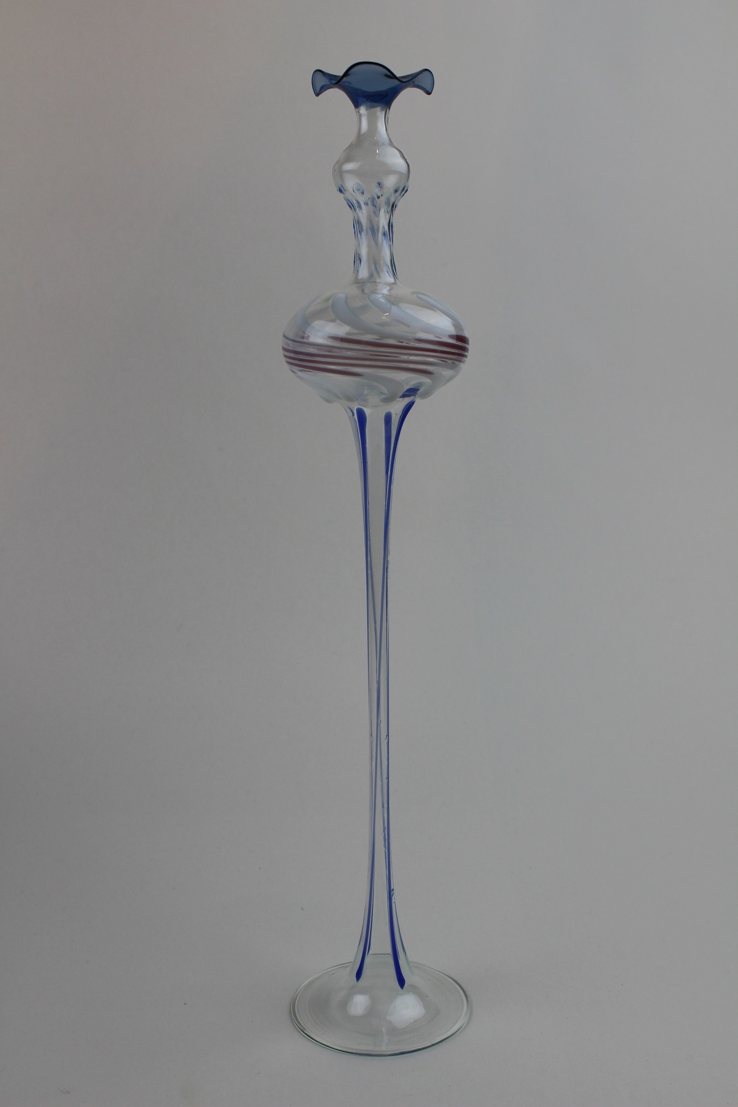 Farblose Vase/Kerzenhalter mit farbigen Linien (Museum Baruther Glashütte CC BY-NC-SA)