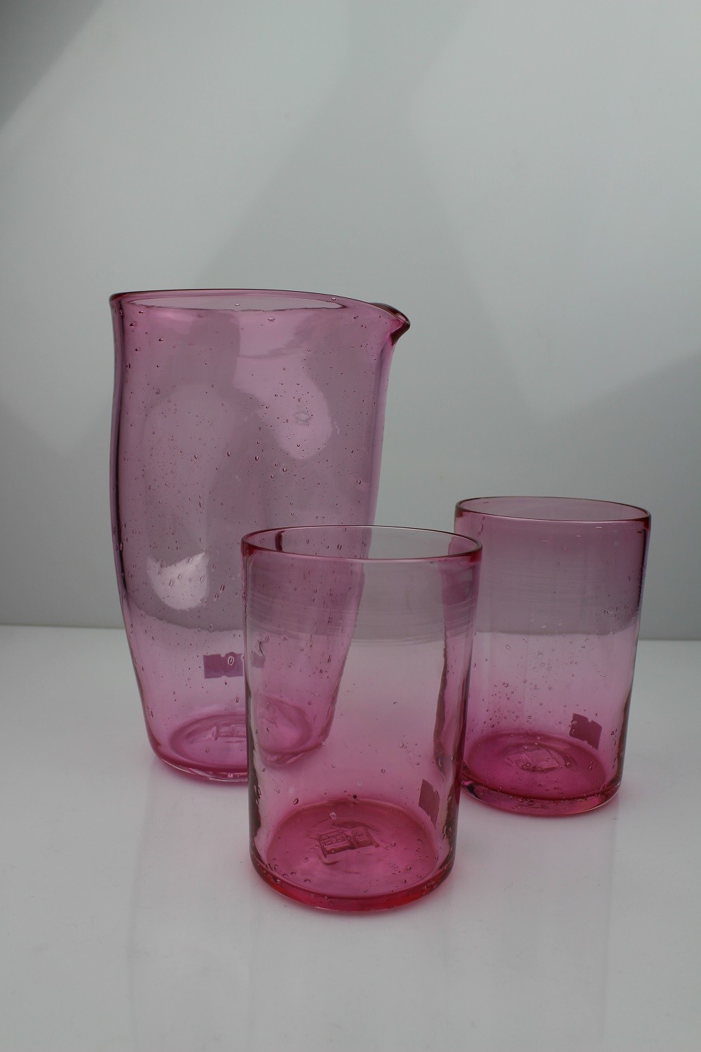 Glasbecher und Glaskaraffe "Bolla", gebläselt (Museum Baruther Glashütte CC BY-NC-SA)