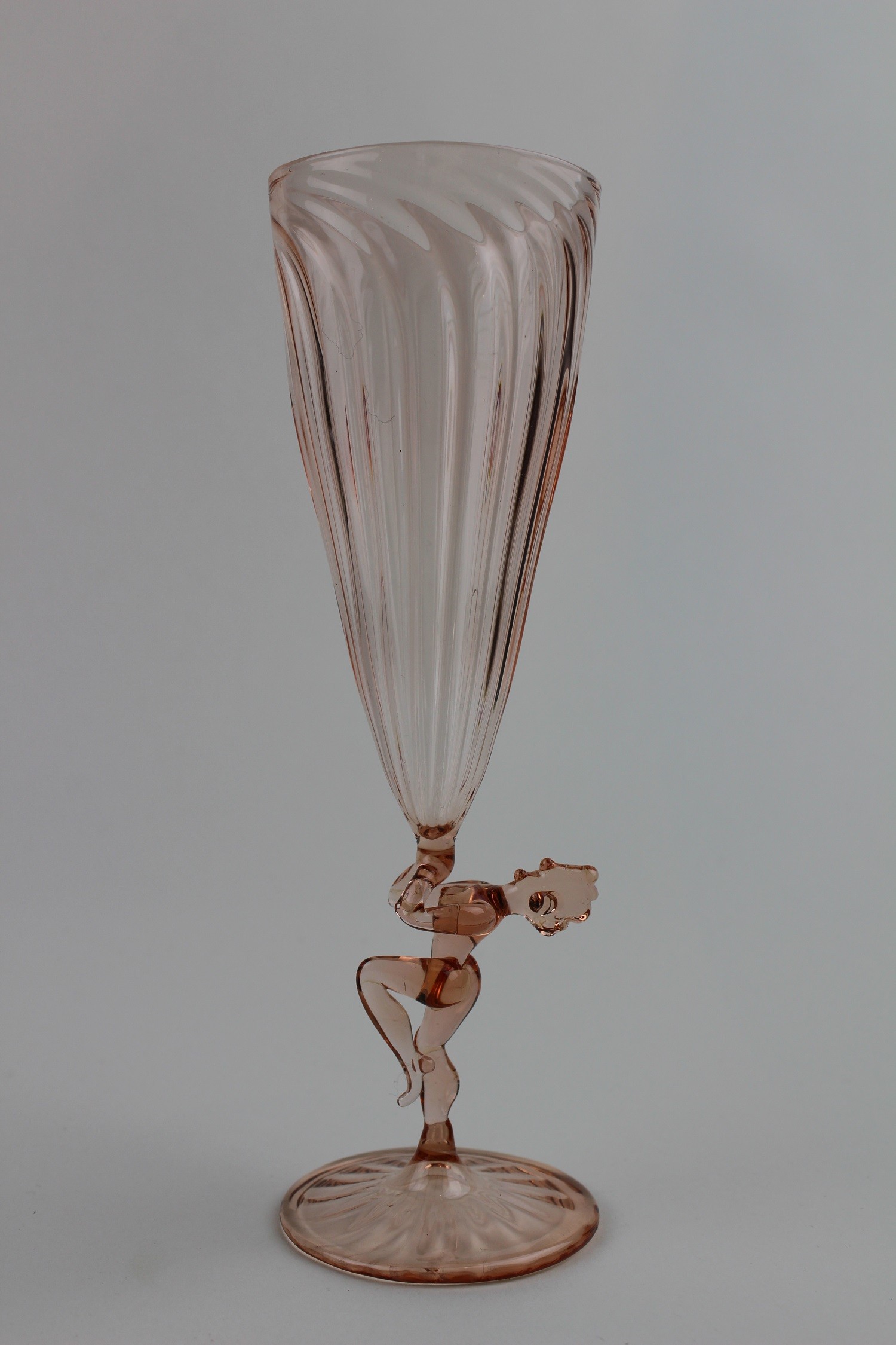 Helle Vase/Kelch mit Figur (Museum Baruther Glashütte CC BY-NC-SA)