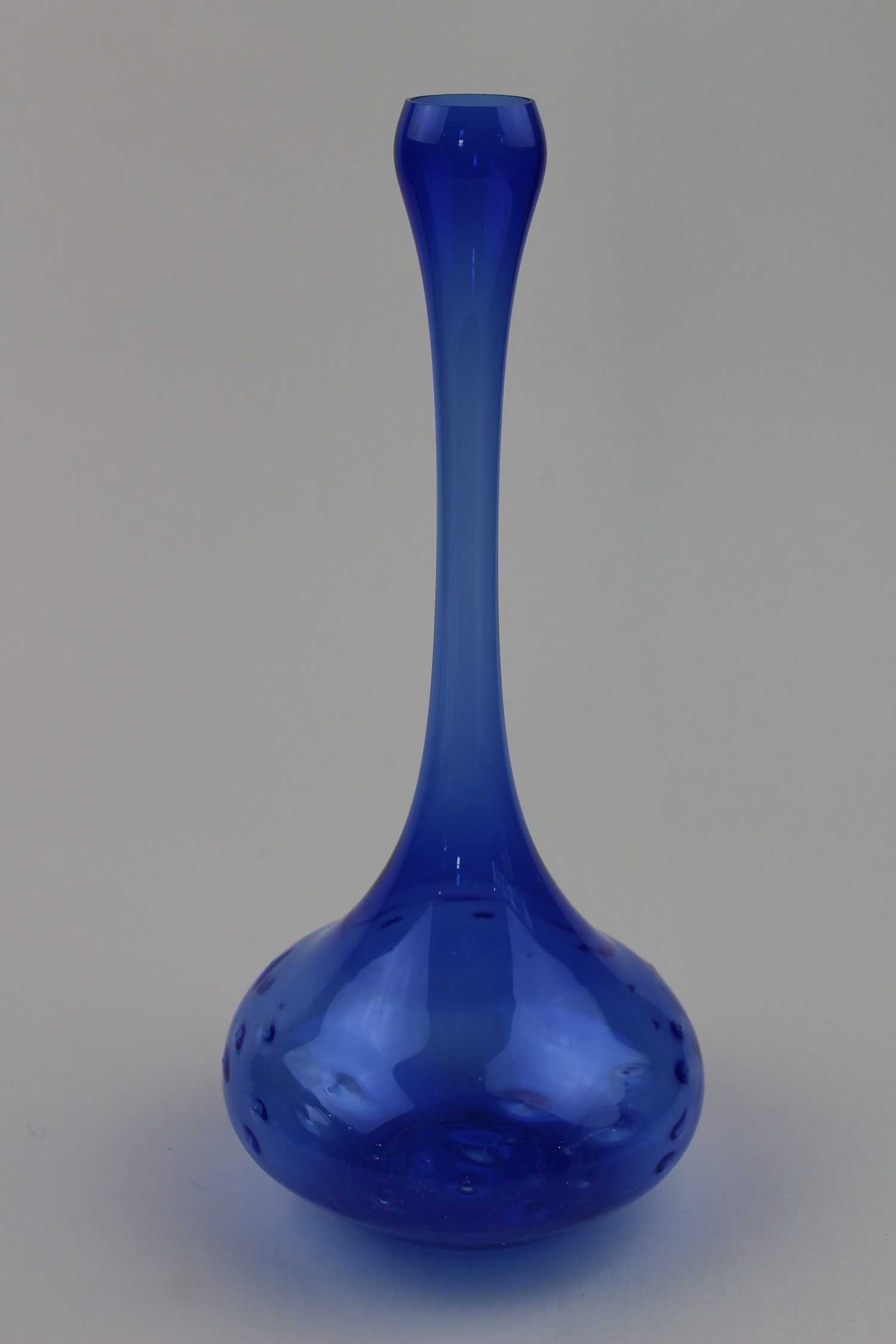 Montanblaue, bauchige Vase mit Punkten (Museum Baruther Glashütte CC BY-NC-SA)