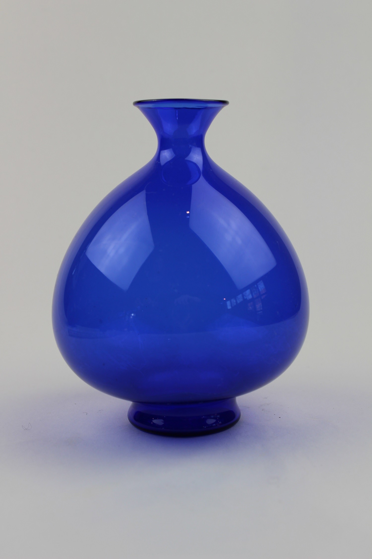 Montanblaue, kugelige Vase (Museum Baruther Glashütte CC BY-NC-SA)
