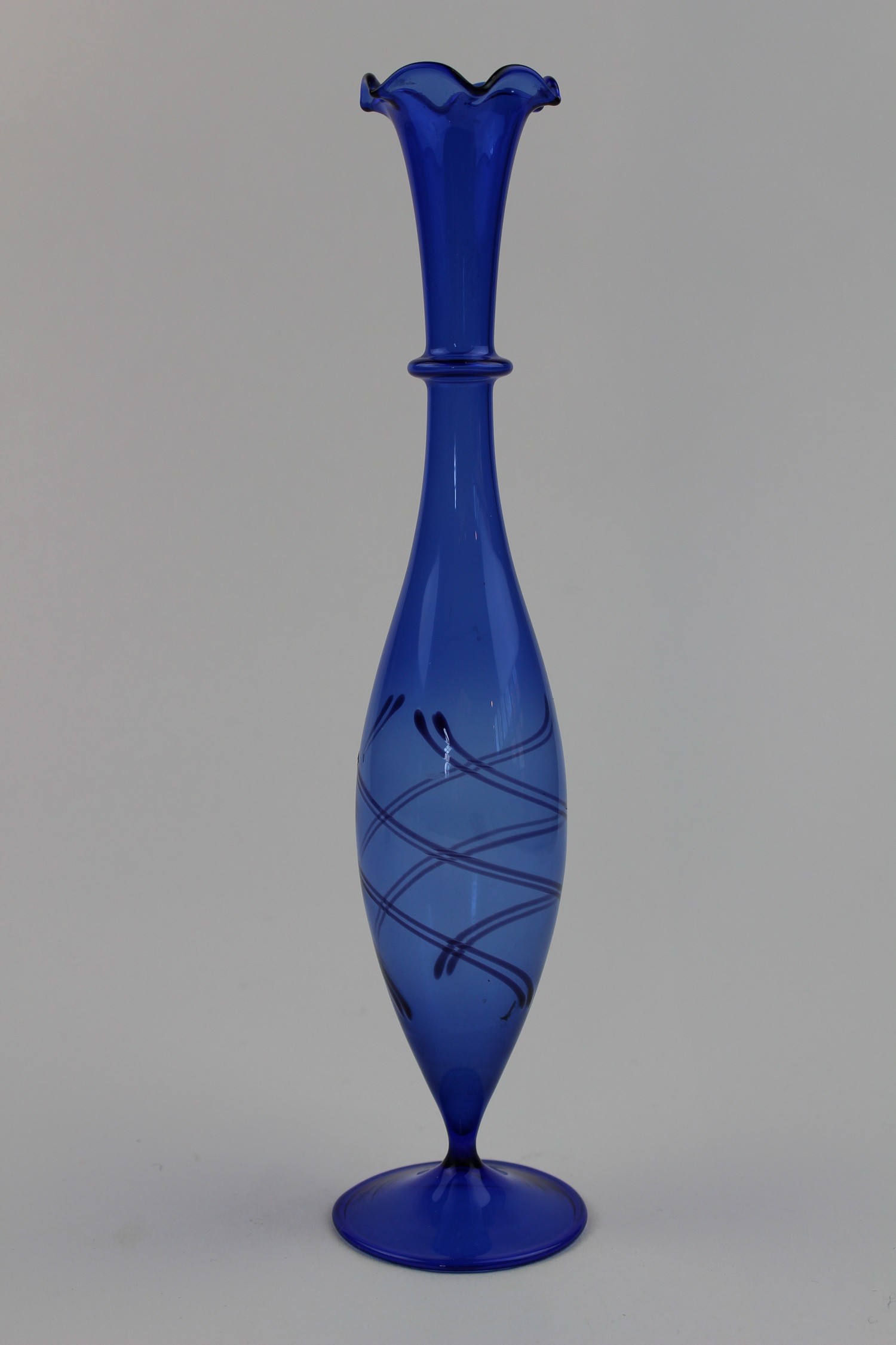 Montanblaue, langgezogene Vase (Museum Baruther Glashütte CC BY-NC-SA)