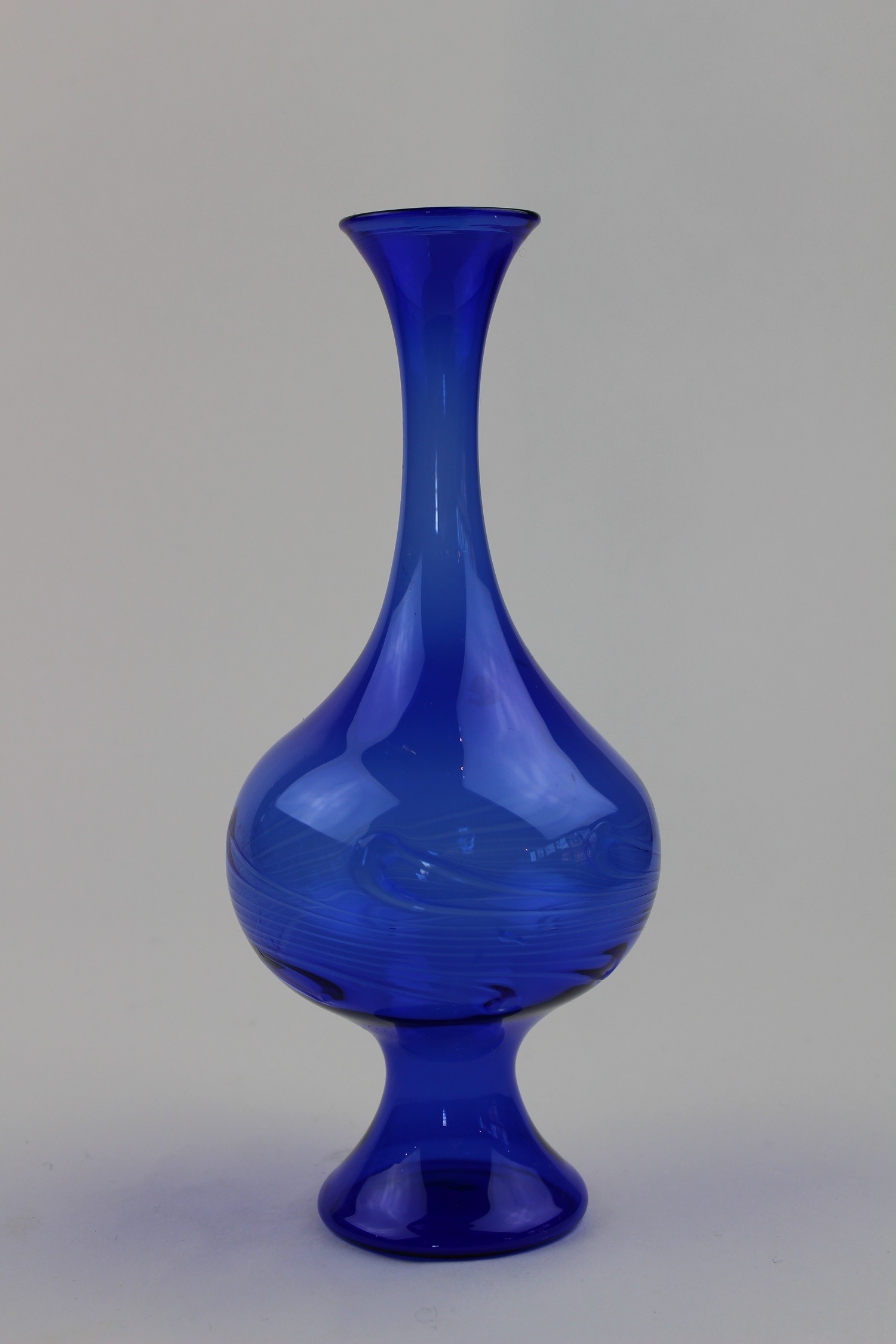 Montanblaue Vase (Museum Baruther Glashütte CC BY-NC-SA)