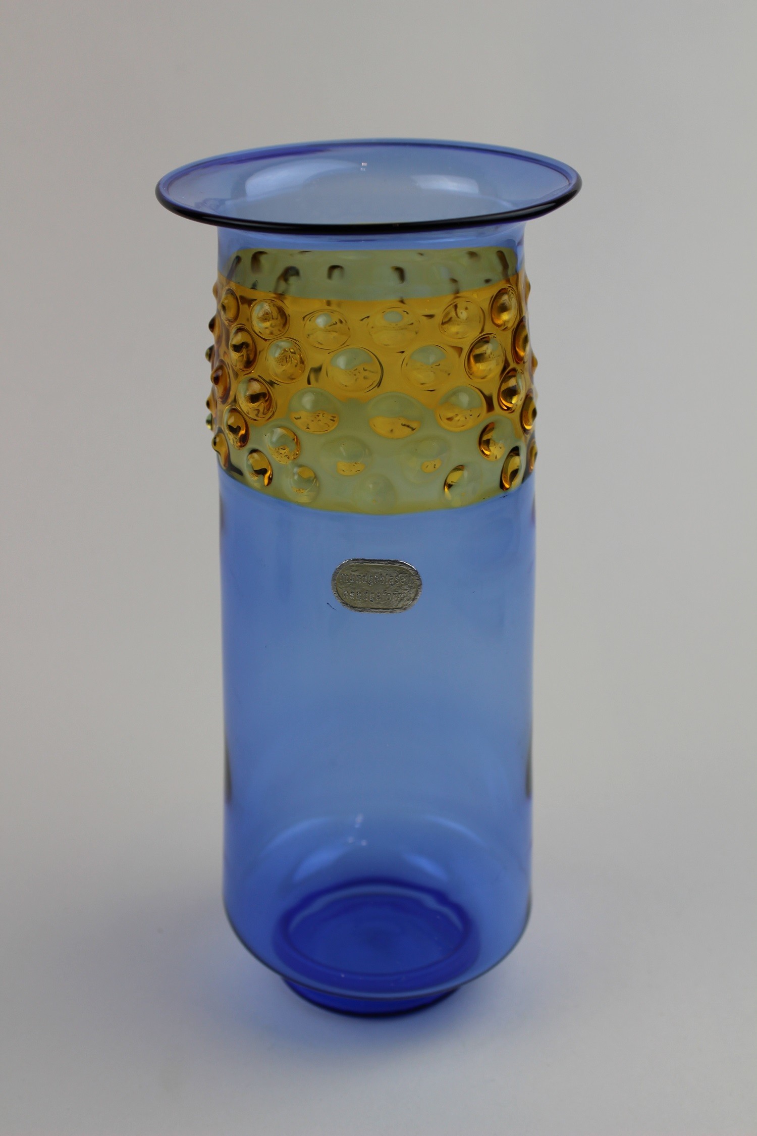 Montanblaue Vase mit bernsteinfarbenem Einsatz und Aufkleber (Museum Baruther Glashütte CC BY-NC-SA)
